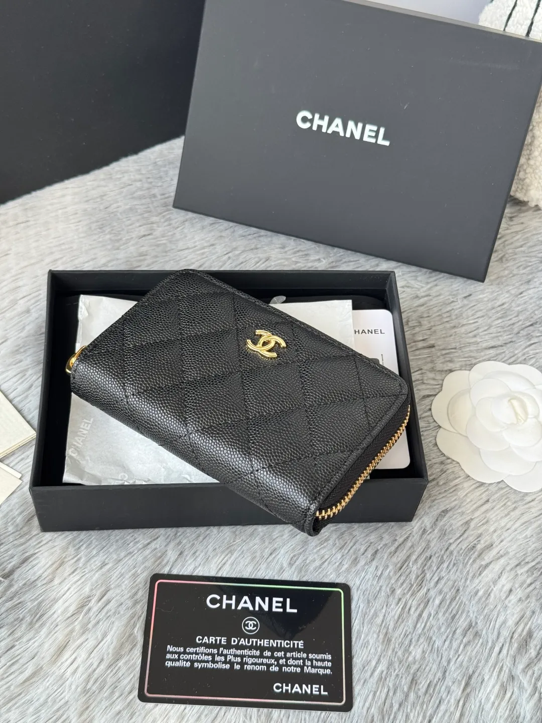 Medium size 💰360💰 finally arrived, chanel 25c oversized zipper bag with zipper inside. First place to eat melon. Large black gold cow coin purse with inner zipper. Made of caviar cowhide. Ginza sa is great. Enthusiastic and patient. I picked up a bunch of black gold card holders. There are several popular coin purses. I went for the L-shaped zipper coin purse. I tried it on the spot. My nails are a little difficult to insert cards. The 25c model is enlarged and looks great. The upgraded version is very practical. Buy it quickly! chanel25c chanel coin purse chanel card holder card holder recommended zipper coin purse chanel number: 3686 (0112) 25c size: 12*5cmx8cmx2cm
