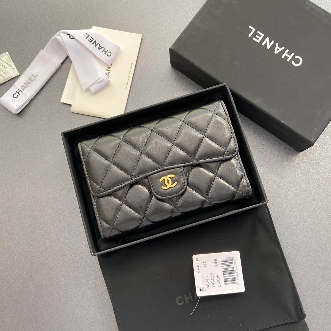 [Special grade hardware original leather] ¥500 (with pocket metal pull tag on the back) Xiaoxiang long clip flip series Quilted long clip with iconic metal logo Gold tone metal hardware, special Italian imported leather 5 card slots, 1 bill compartment, two compartments, 1 zipper bag No.: 0232 Size: w15×h10×d2.5cm
