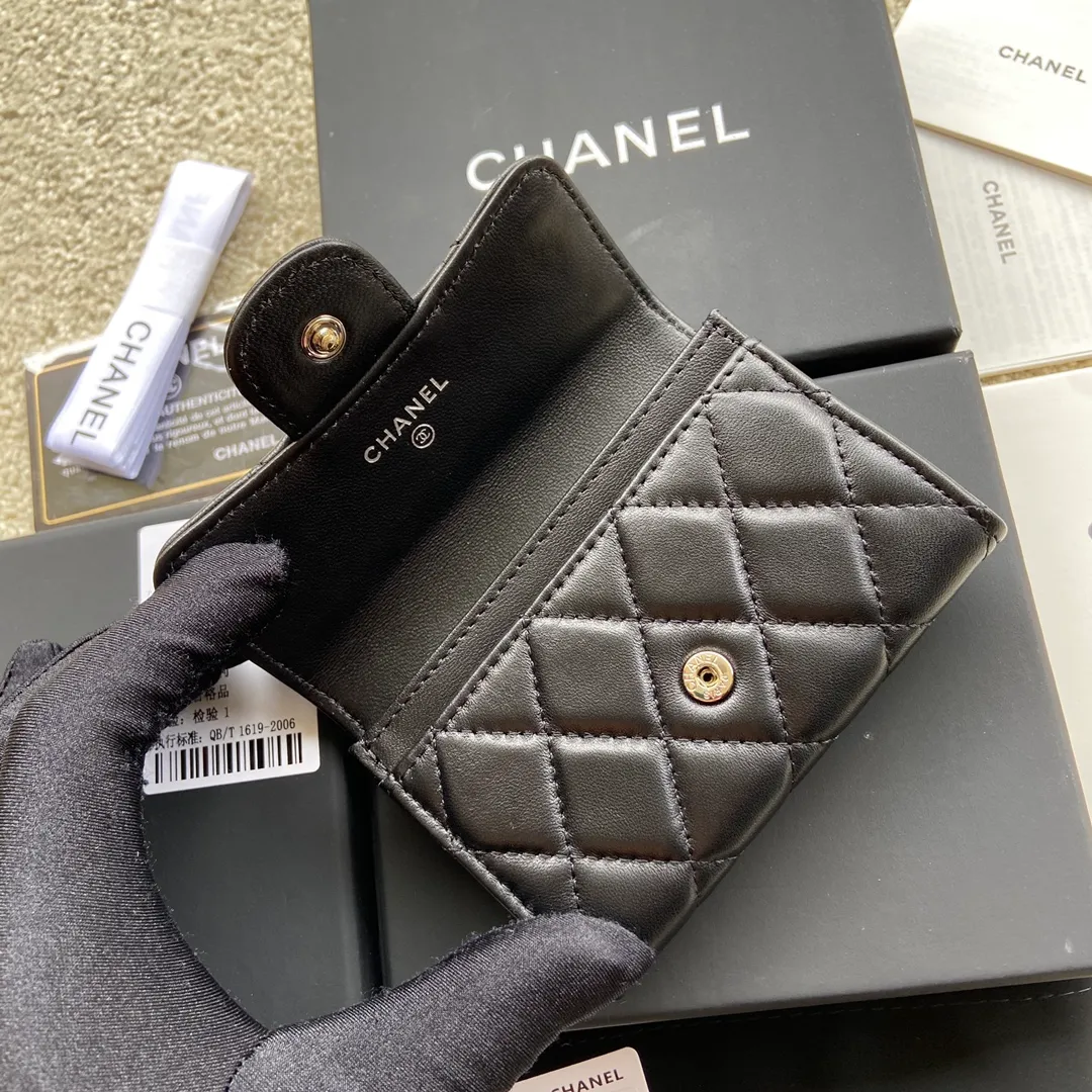 Xiaoxiang imported Italian leather Item No.: AP428 Price: 260 Size: w11×h7cm Color: Black sheepskin with silver steel mark