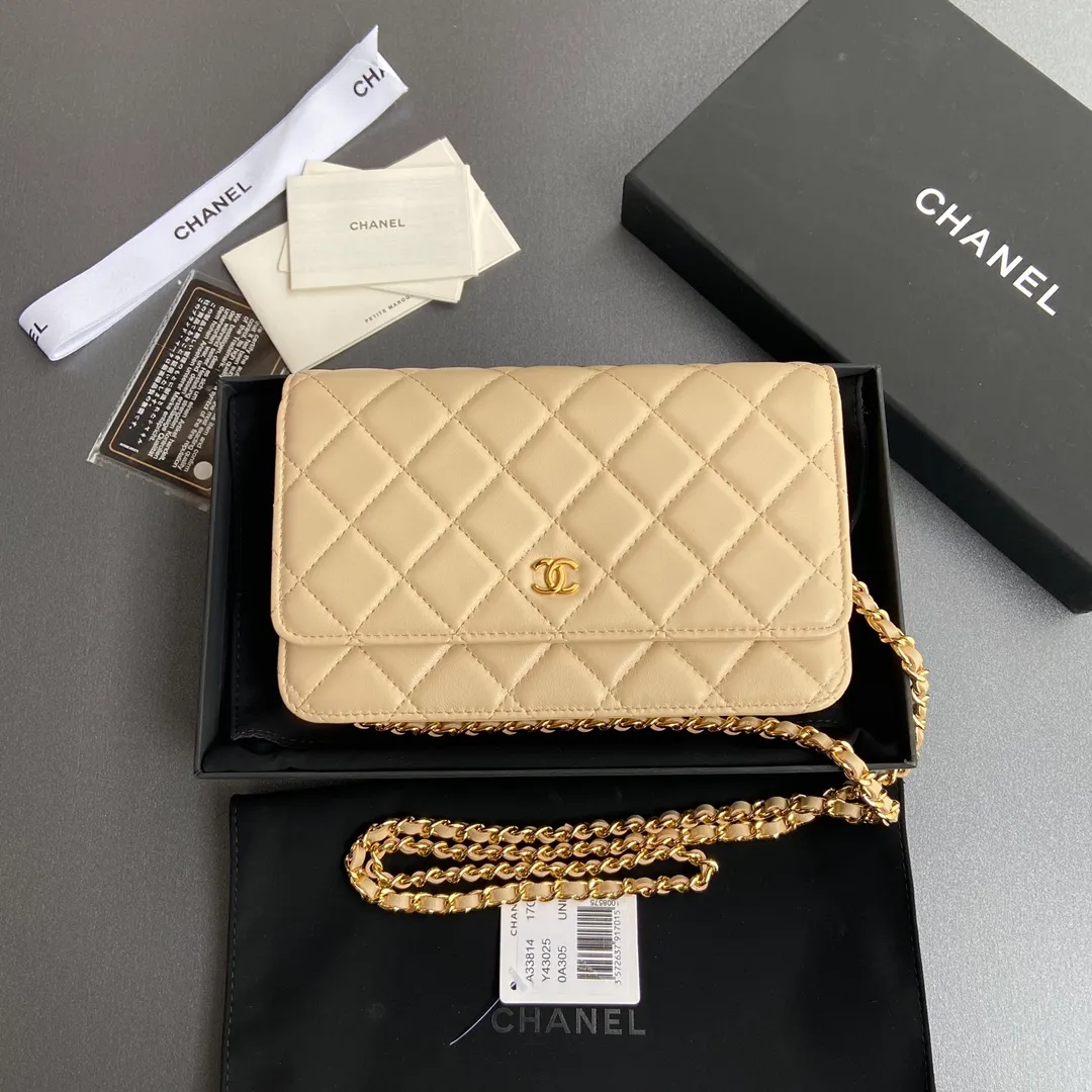 Xiaoxiang imported Italian lambskin Item number: A33814 Price: 600 Size: w20×h13×d3.5cm Color: apricot lambskin gold steel mark