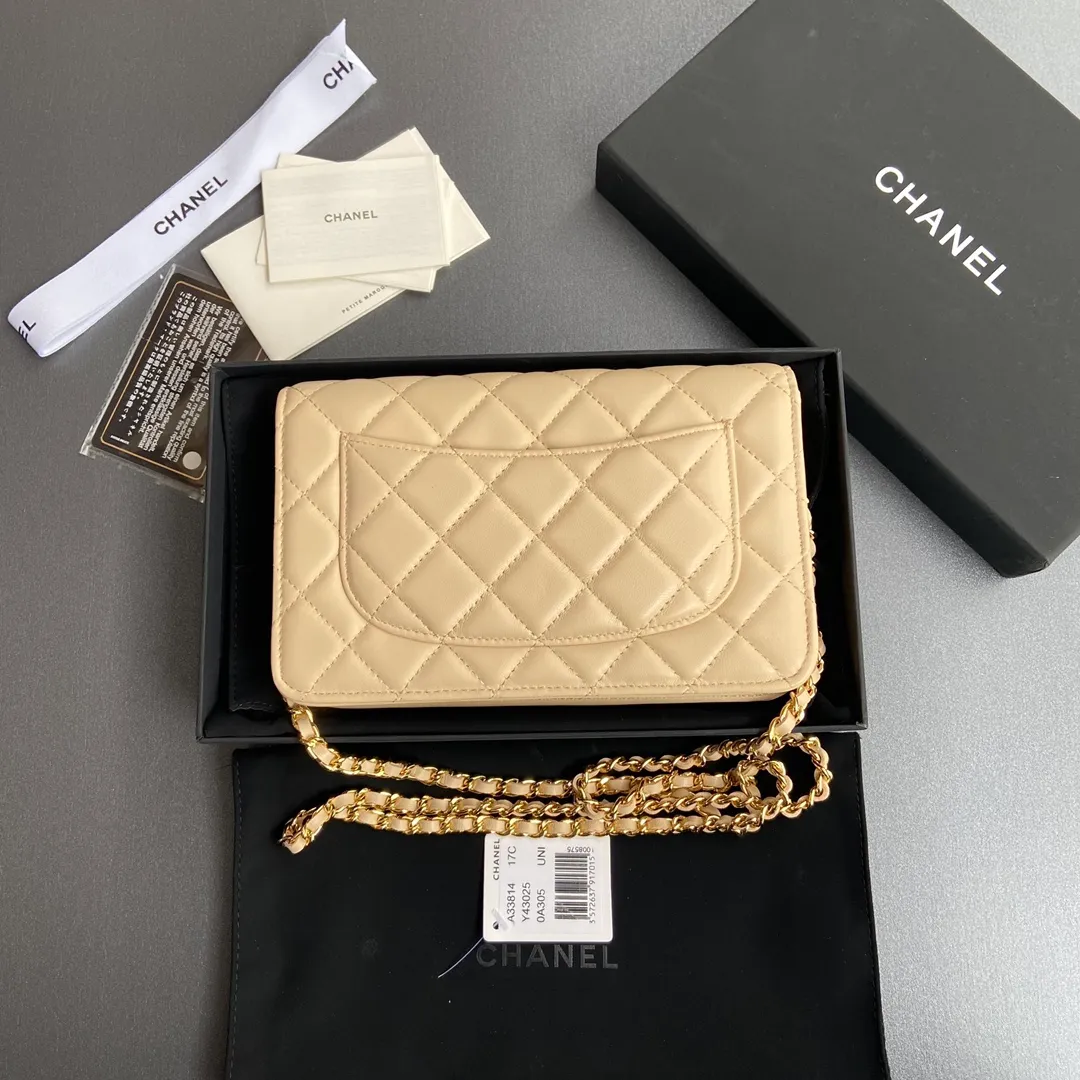 Xiaoxiang imported Italian lambskin Item number: A33814 Price: 600 Size: w20×h13×d3.5cm Color: apricot lambskin gold steel mark