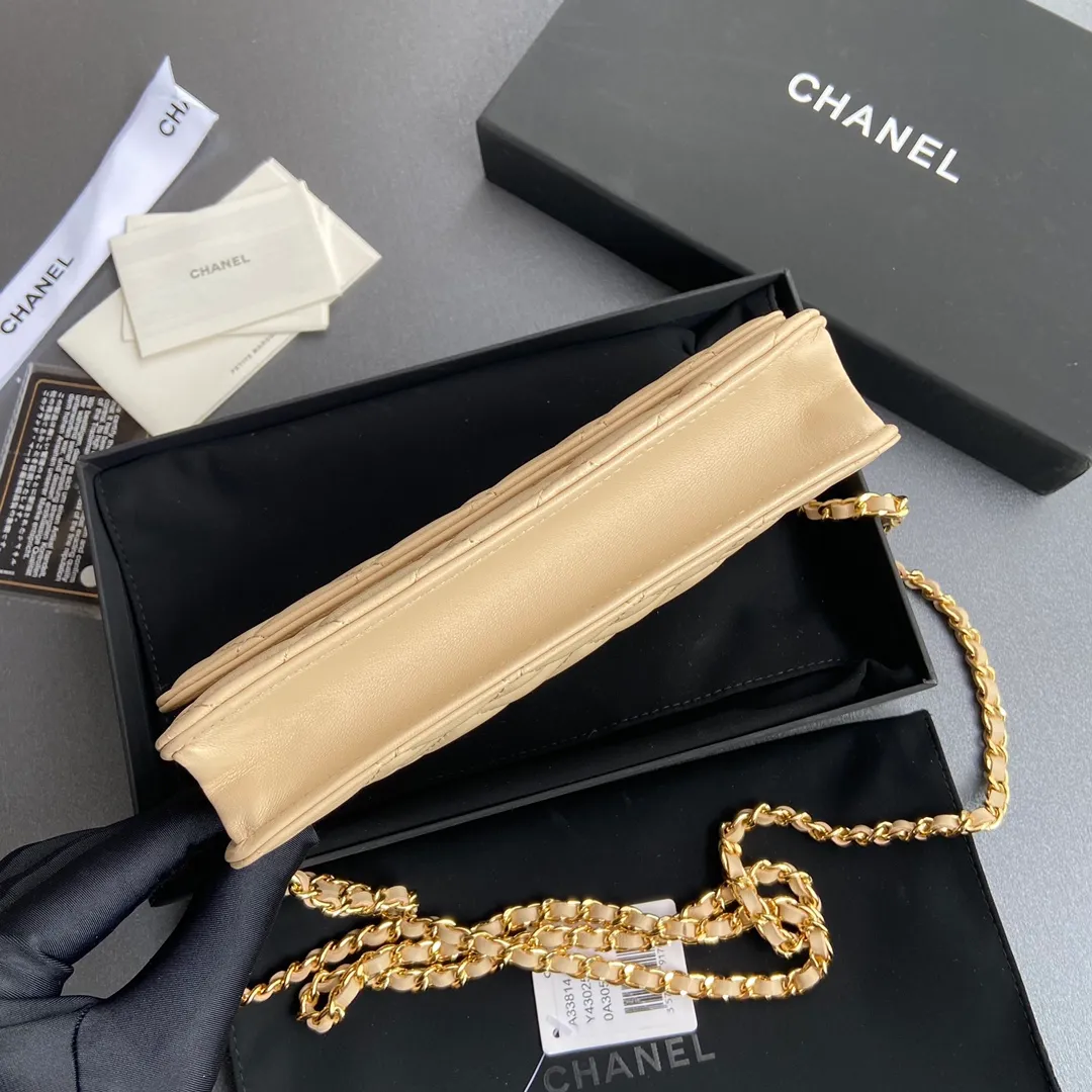 Xiaoxiang imported Italian lambskin Item number: A33814 Price: 600 Size: w20×h13×d3.5cm Color: apricot lambskin gold steel mark