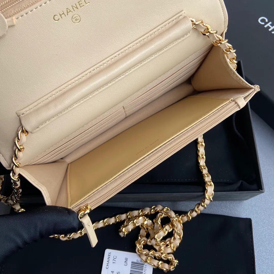 Xiaoxiang imported Italian lambskin Item number: A33814 Price: 600 Size: w20×h13×d3.5cm Color: apricot lambskin gold steel mark