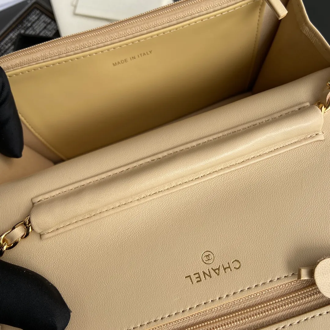 Xiaoxiang imported Italian lambskin Item number: A33814 Price: 600 Size: w20×h13×d3.5cm Color: apricot lambskin gold steel mark