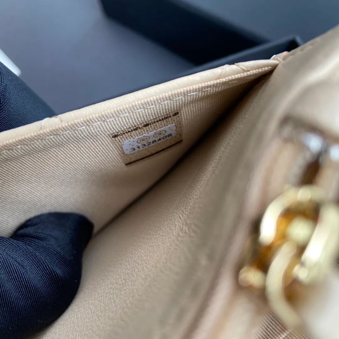 Xiaoxiang imported Italian lambskin Item number: A33814 Price: 600 Size: w20×h13×d3.5cm Color: apricot lambskin gold steel mark