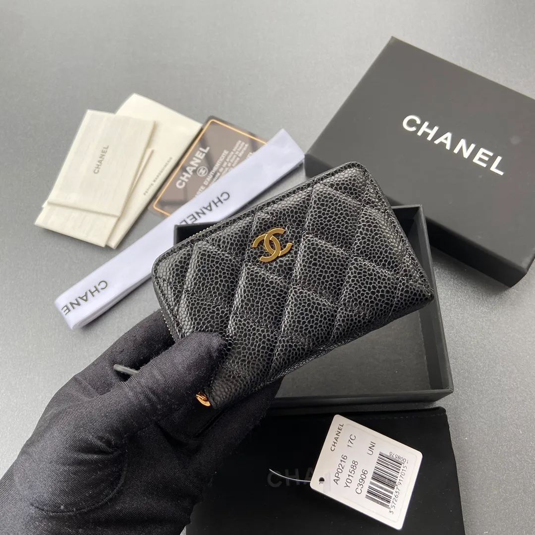 Xiaoxiang imported Italian grained calfskin Item No.: A0216 Price: 260 Size: W11×H7.5×2cm Color: Black ball-grained leather with golden steel mark Usage: Small zipper bag