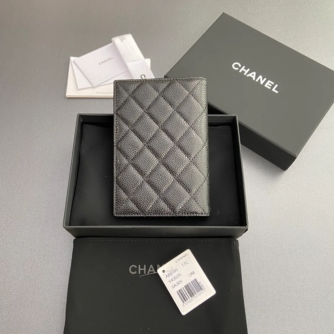 [Special grade hardware original leather] ¥300 fragrant passport holder series Quilted card holder with iconic metal logo Silver tone metal hardware, special Italian imported leather 4 card slots, 1 passport holder Number: 80385 Size: w10×h15×d2cm