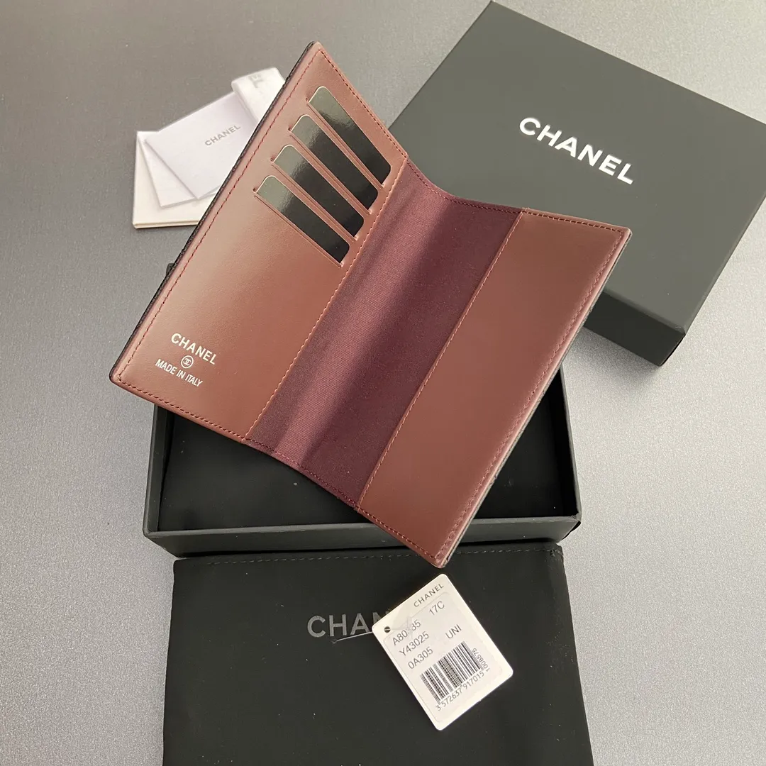 [Special grade hardware original leather] ¥300 fragrant passport holder series Quilted card holder with iconic metal logo Silver tone metal hardware, special Italian imported leather 4 card slots, 1 passport holder Number: 80385 Size: w10×h15×d2cm