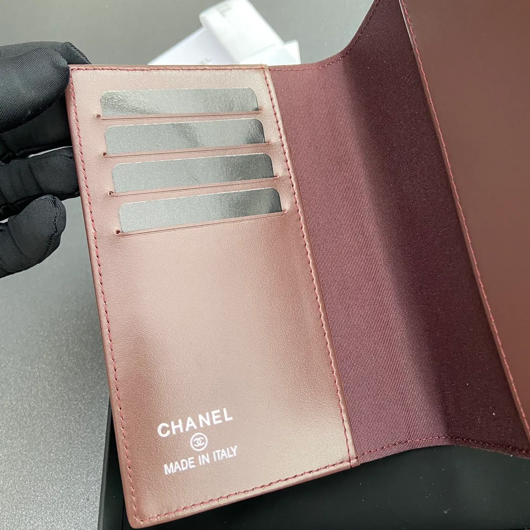 [Special grade hardware original leather] ¥300 fragrant passport holder series Quilted card holder with iconic metal logo Silver tone metal hardware, special Italian imported leather 4 card slots, 1 passport holder Number: 80385 Size: w10×h15×d2cm
