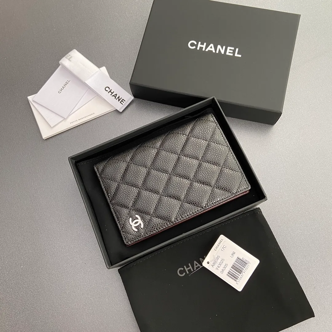 [Special grade hardware original leather] ¥300 fragrant passport holder series Quilted card holder with iconic metal logo Silver tone metal hardware, special Italian imported leather 4 card slots, 1 passport holder Number: 80385 Size: w10×h15×d2cm