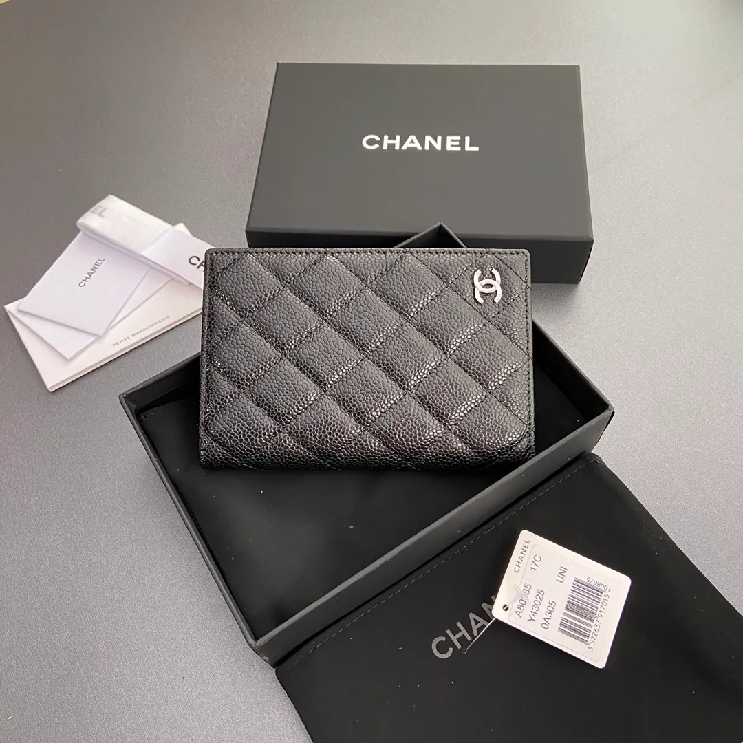 [Special grade hardware original leather] ¥300 fragrant passport holder series Quilted card holder with iconic metal logo Silver tone metal hardware, special Italian imported leather 4 card slots, 1 passport holder Number: 80385 Size: w10×h15×d2cm