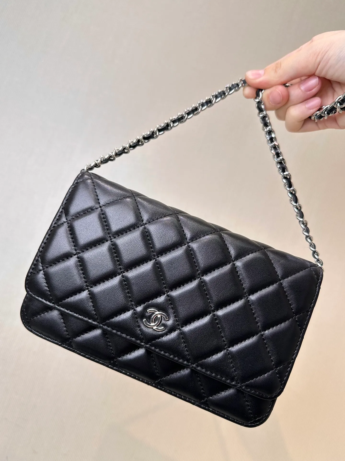0250 Xiaoxiang’s Classic Flap WOC chain bag can be said to have the same meaning as the originator, it is really super classic! Compared with the elegance of Classic Flap, this WOC is more casual. Moreover, the WOC is overall lighter and lighter than the classic clamshell bag. It can be carried out without having to worry about matching it, which is super convenient! Although the chain cannot be disassembled, it can be carried in several different ways. No matter commuting, leisure or dinner, this WOC can basically handle it!