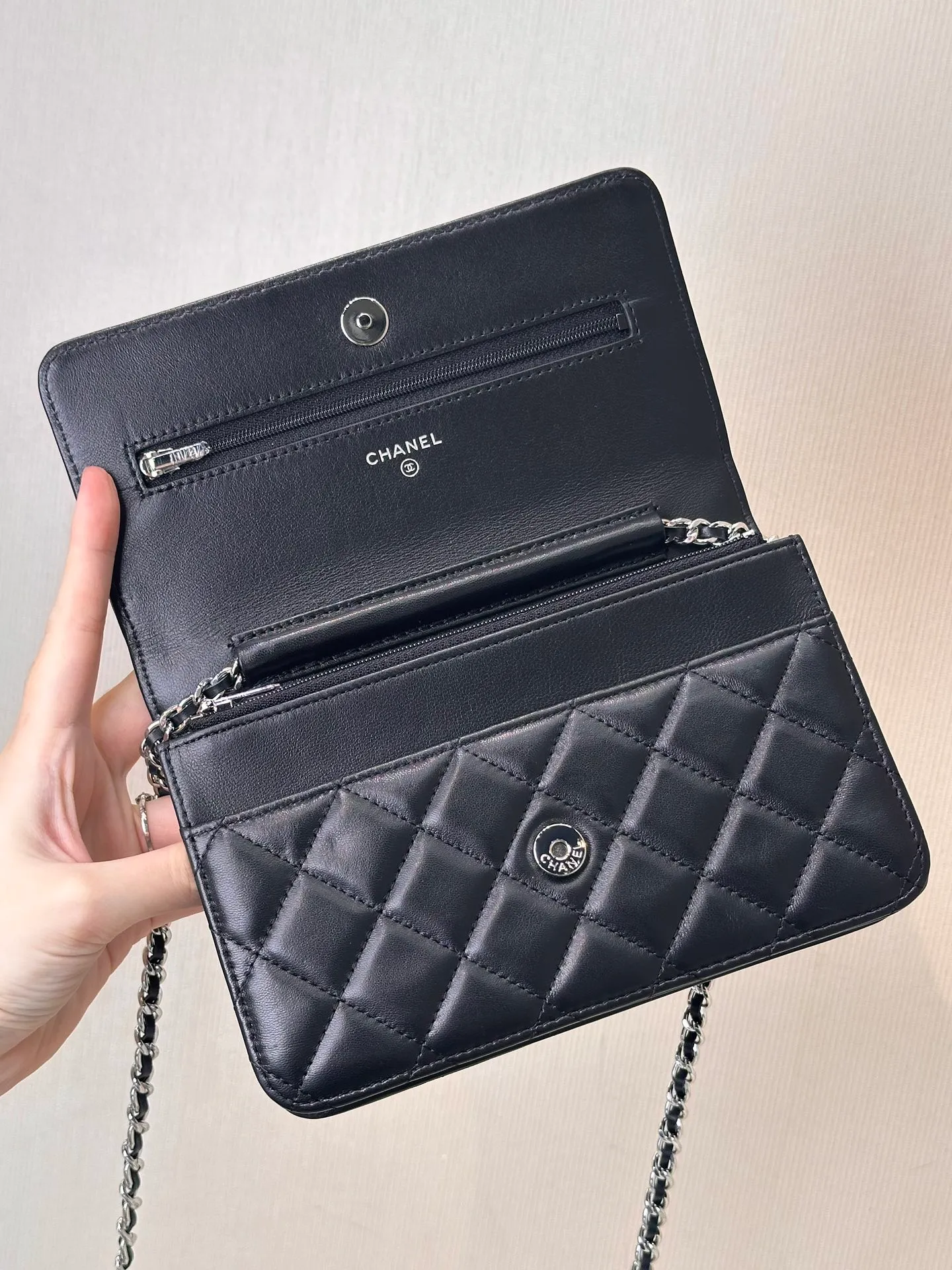 0250 Xiaoxiang’s Classic Flap WOC chain bag can be said to have the same meaning as the originator, it is really super classic! Compared with the elegance of Classic Flap, this WOC is more casual. Moreover, the WOC is overall lighter and lighter than the classic clamshell bag. It can be carried out without having to worry about matching it, which is super convenient! Although the chain cannot be disassembled, it can be carried in several different ways. No matter commuting, leisure or dinner, this WOC can basically handle it!