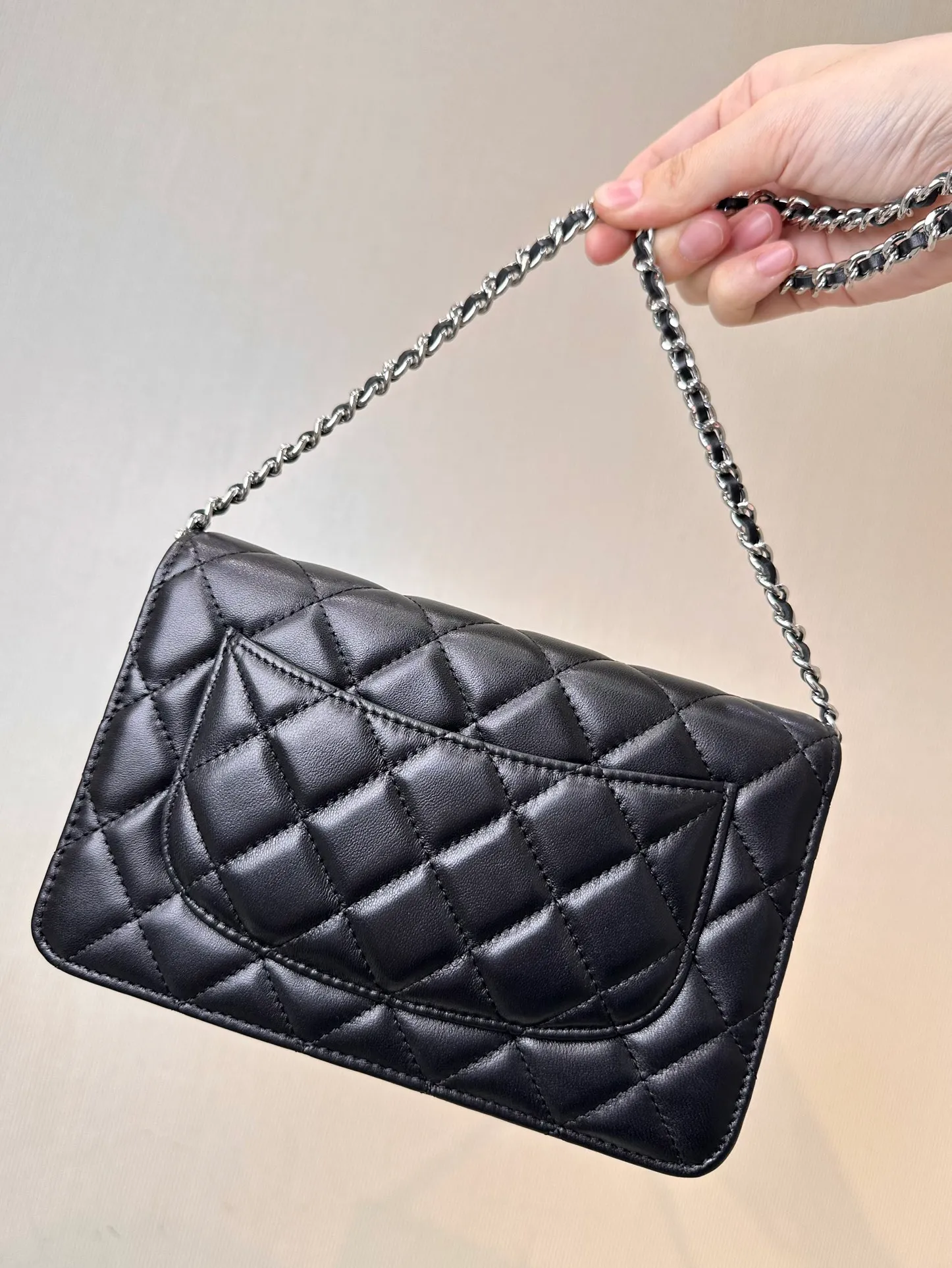 0250 Xiaoxiang’s Classic Flap WOC chain bag can be said to have the same meaning as the originator, it is really super classic! Compared with the elegance of Classic Flap, this WOC is more casual. Moreover, the WOC is overall lighter and lighter than the classic clamshell bag. It can be carried out without having to worry about matching it, which is super convenient! Although the chain cannot be disassembled, it can be carried in several different ways. No matter commuting, leisure or dinner, this WOC can basically handle it!