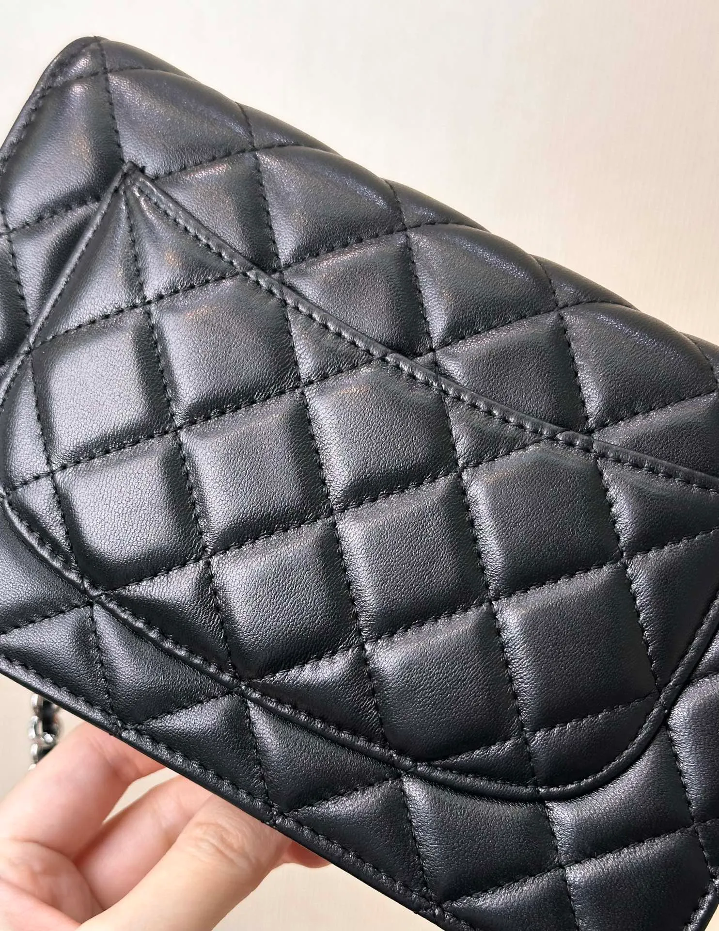 0250 Xiaoxiang’s Classic Flap WOC chain bag can be said to have the same meaning as the originator, it is really super classic! Compared with the elegance of Classic Flap, this WOC is more casual. Moreover, the WOC is overall lighter and lighter than the classic clamshell bag. It can be carried out without having to worry about matching it, which is super convenient! Although the chain cannot be disassembled, it can be carried in several different ways. No matter commuting, leisure or dinner, this WOC can basically handle it!