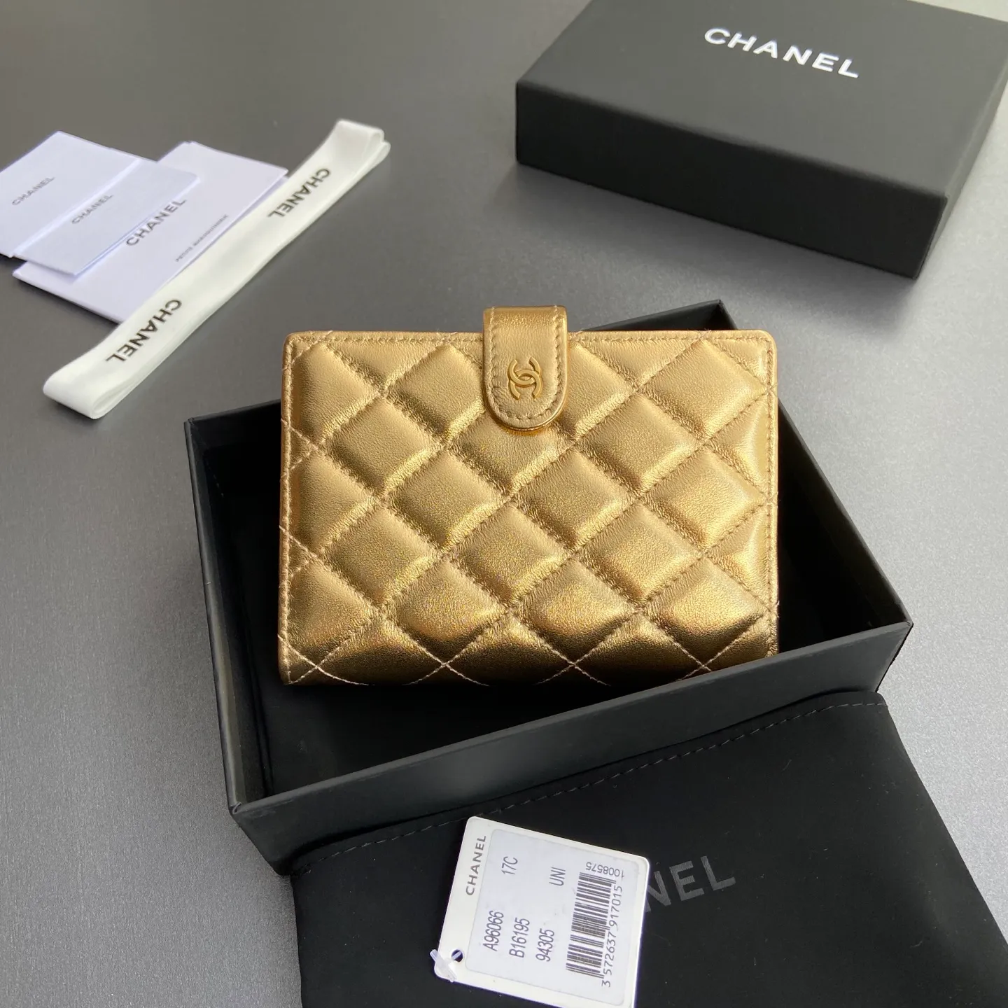 [Special grade hardware original leather] ¥440 Xiaoxiang passport holder series Quilted with iconic metal logo Gold tone metal hardware, special Italian imported leather 4 card slots, 1 small zipper pocket. 1 banknote compartment, 1 passport holder card slot No.: 96066 Gold sheepskin gold buckle Size: w10×h14×d2cm