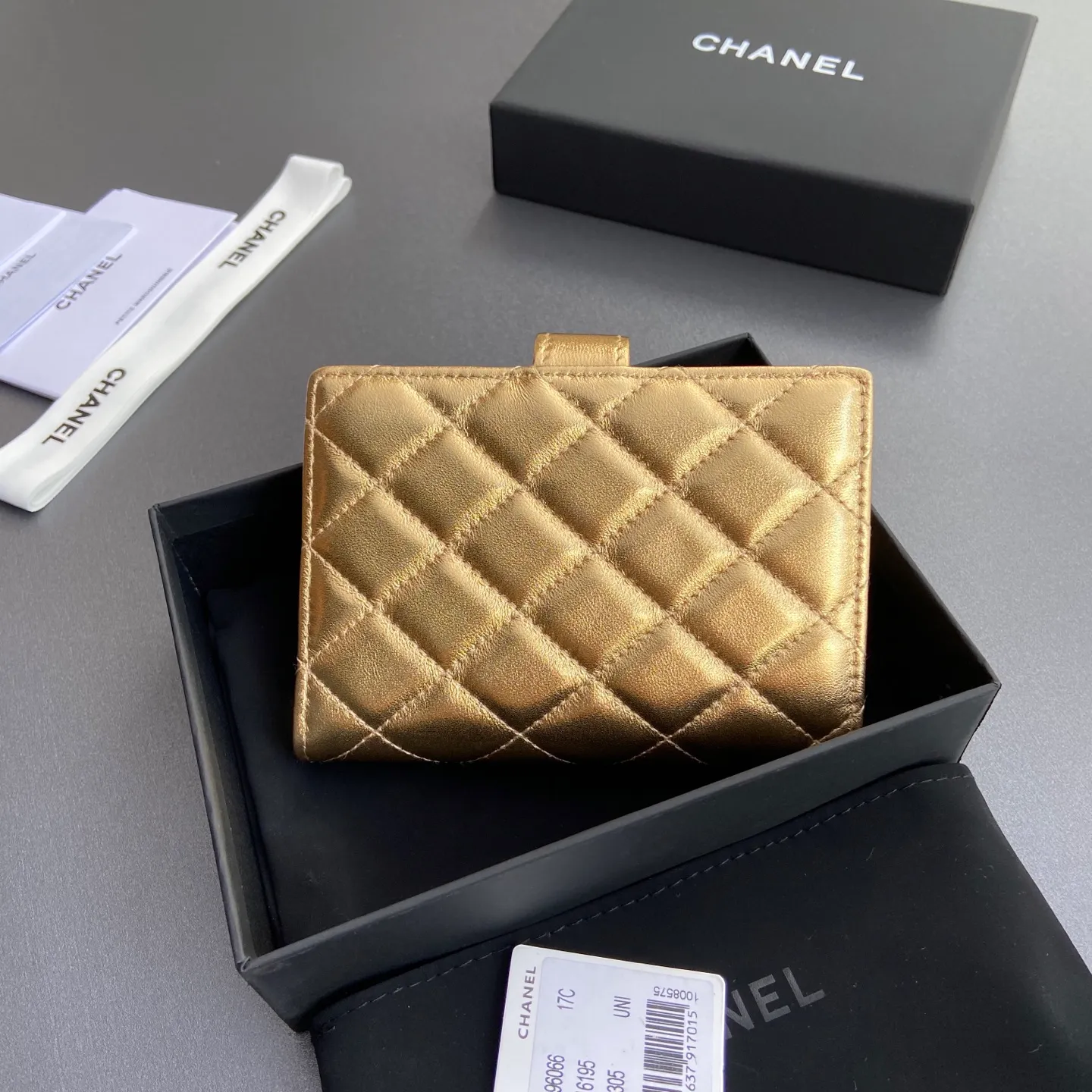 [Special grade hardware original leather] ¥440 Xiaoxiang passport holder series Quilted with iconic metal logo Gold tone metal hardware, special Italian imported leather 4 card slots, 1 small zipper pocket. 1 banknote compartment, 1 passport holder card slot No.: 96066 Gold sheepskin gold buckle Size: w10×h14×d2cm