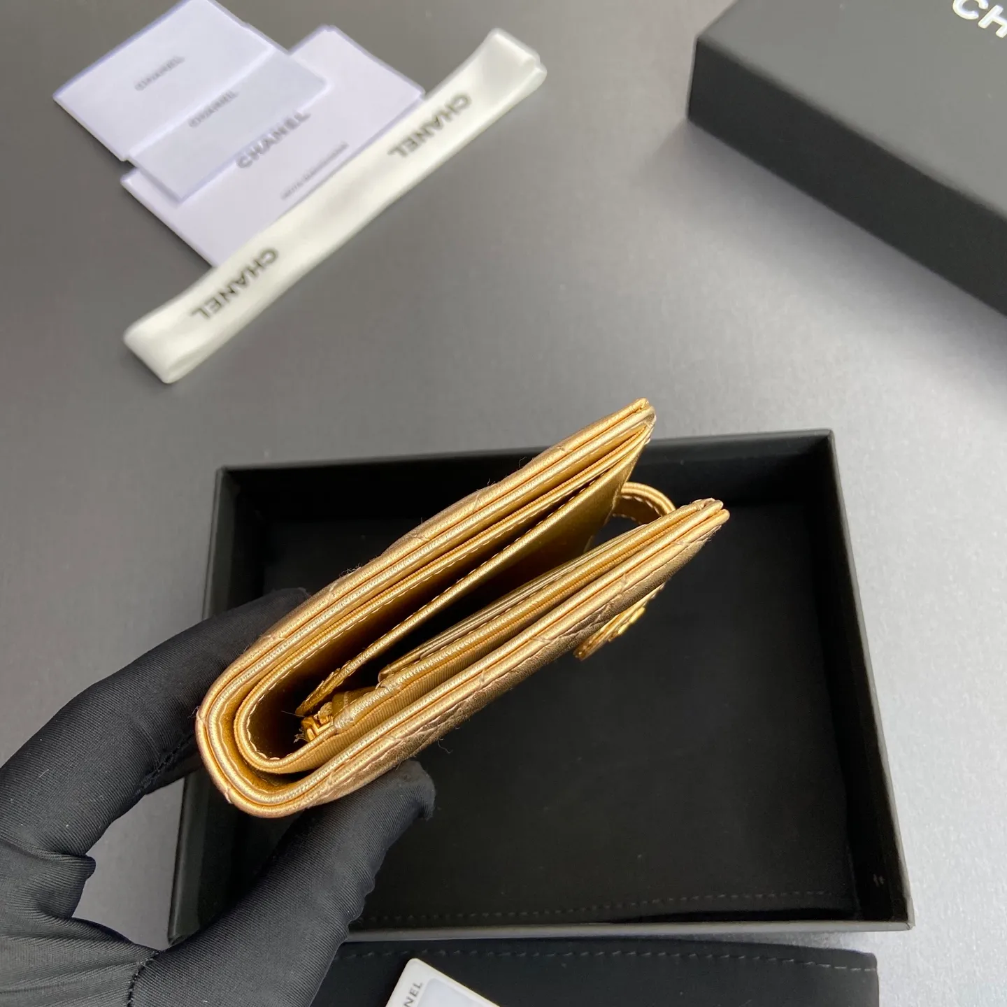 [Special grade hardware original leather] ¥440 Xiaoxiang passport holder series Quilted with iconic metal logo Gold tone metal hardware, special Italian imported leather 4 card slots, 1 small zipper pocket. 1 banknote compartment, 1 passport holder card slot No.: 96066 Gold sheepskin gold buckle Size: w10×h14×d2cm