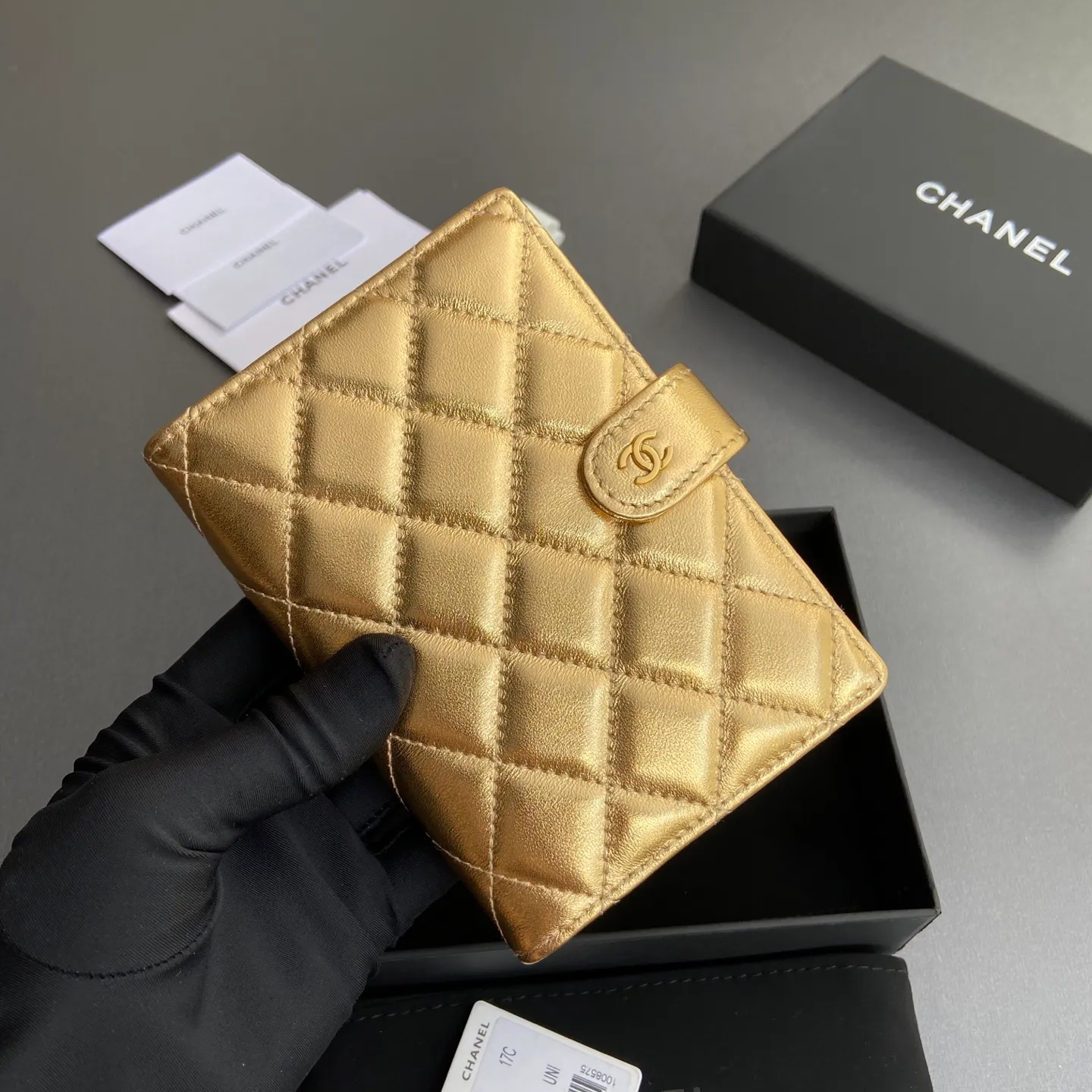 [Special grade hardware original leather] ¥440 Xiaoxiang passport holder series Quilted with iconic metal logo Gold tone metal hardware, special Italian imported leather 4 card slots, 1 small zipper pocket. 1 banknote compartment, 1 passport holder card slot No.: 96066 Gold sheepskin gold buckle Size: w10×h14×d2cm