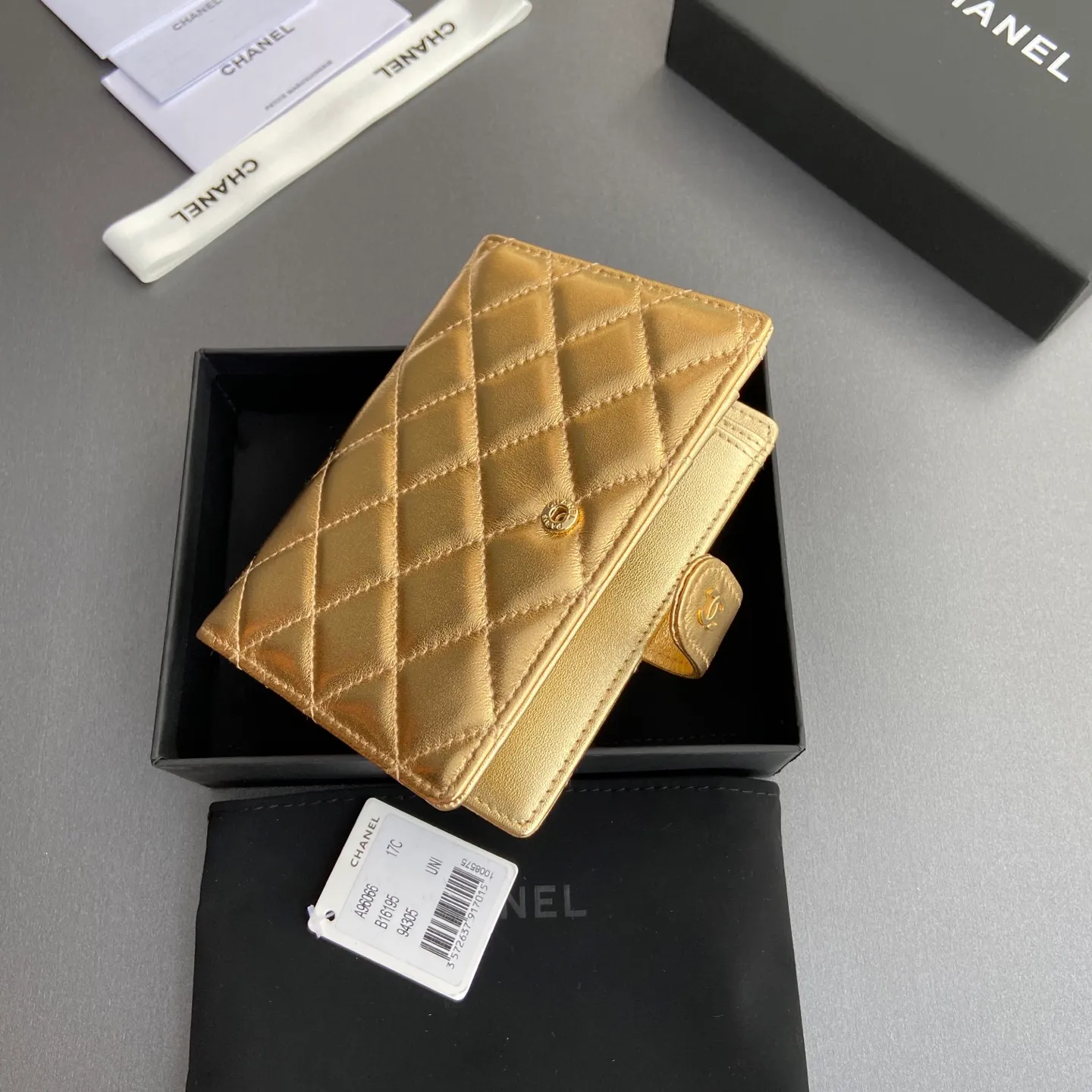 [Special grade hardware original leather] ¥440 Xiaoxiang passport holder series Quilted with iconic metal logo Gold tone metal hardware, special Italian imported leather 4 card slots, 1 small zipper pocket. 1 banknote compartment, 1 passport holder card slot No.: 96066 Gold sheepskin gold buckle Size: w10×h14×d2cm