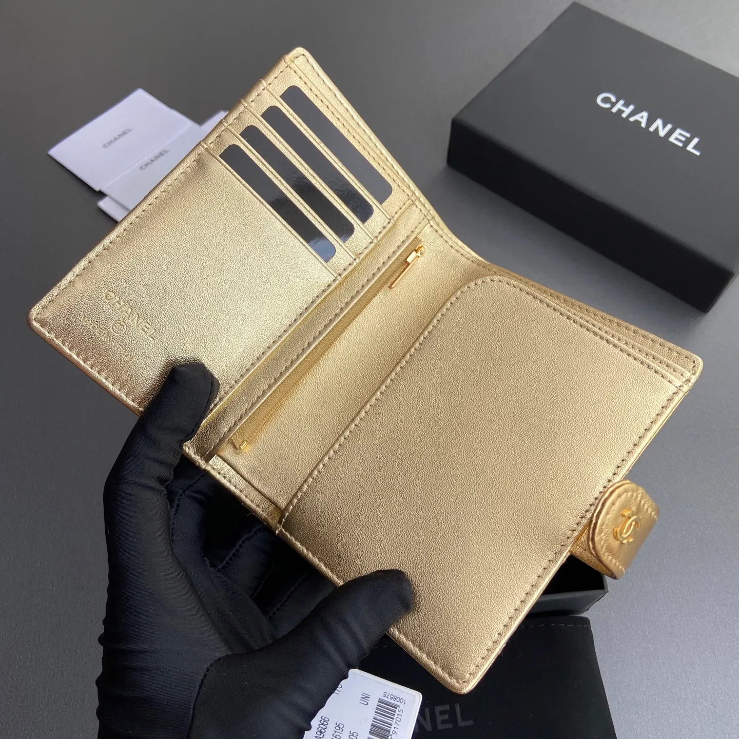 [Special grade hardware original leather] ¥440 Xiaoxiang passport holder series Quilted with iconic metal logo Gold tone metal hardware, special Italian imported leather 4 card slots, 1 small zipper pocket. 1 banknote compartment, 1 passport holder card slot No.: 96066 Gold sheepskin gold buckle Size: w10×h14×d2cm