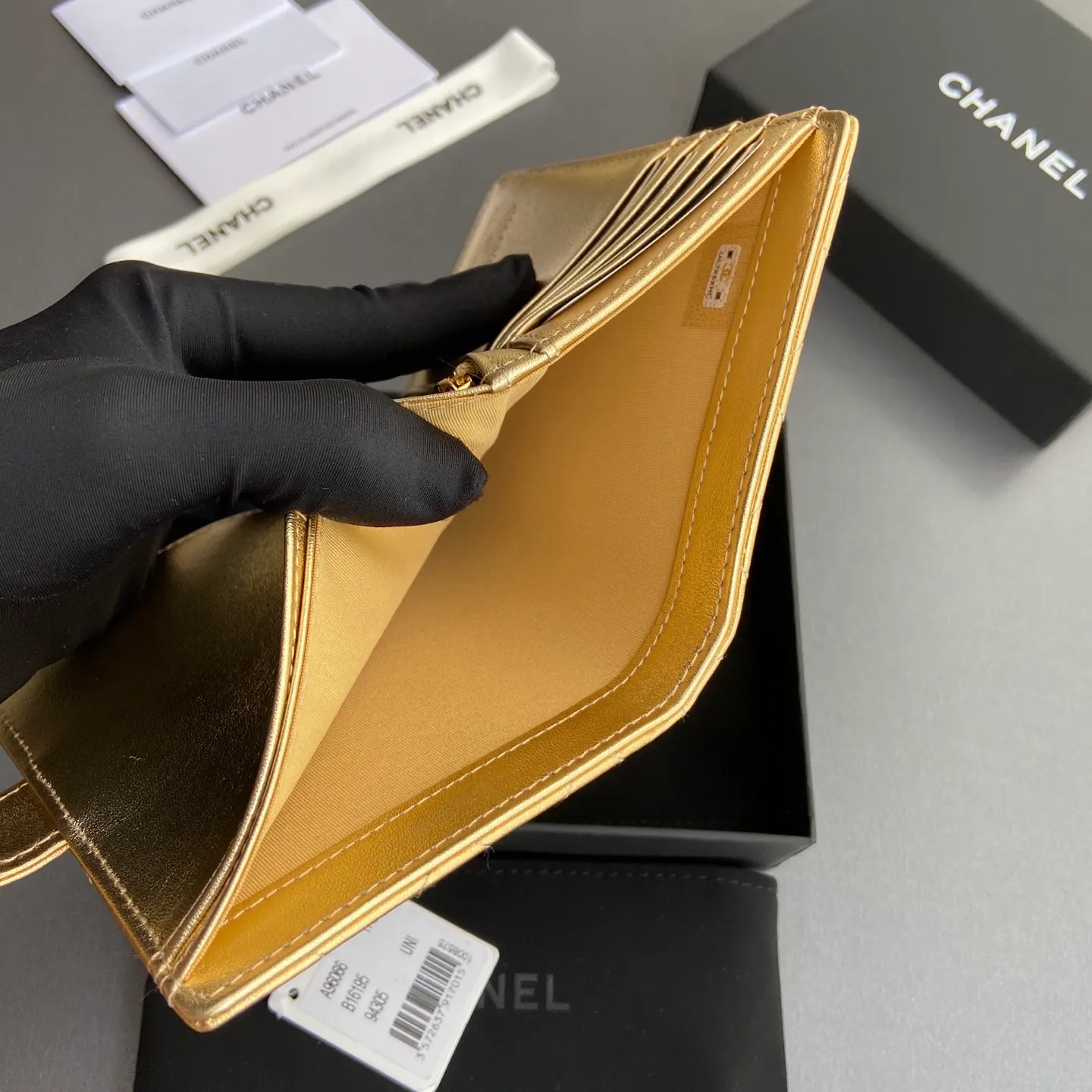 [Special grade hardware original leather] ¥440 Xiaoxiang passport holder series Quilted with iconic metal logo Gold tone metal hardware, special Italian imported leather 4 card slots, 1 small zipper pocket. 1 banknote compartment, 1 passport holder card slot No.: 96066 Gold sheepskin gold buckle Size: w10×h14×d2cm