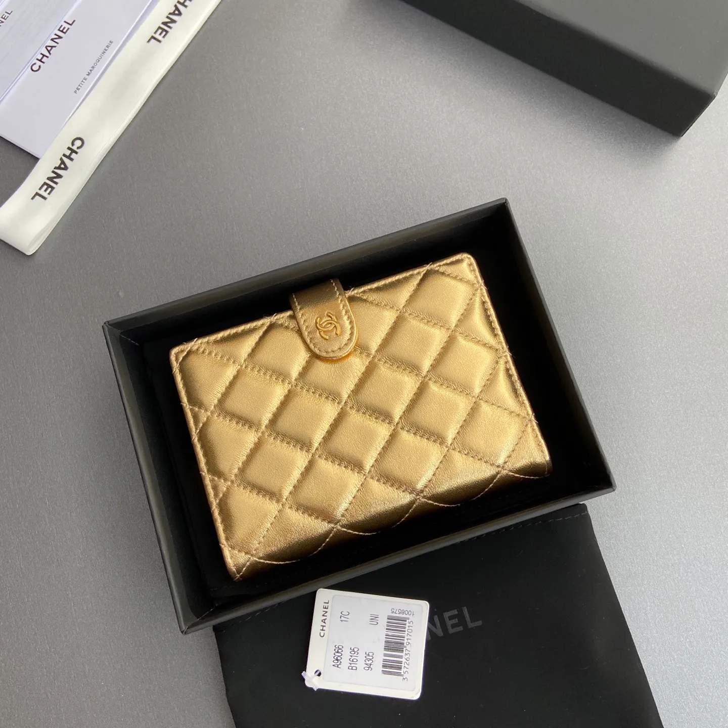 [Special grade hardware original leather] ¥440 Xiaoxiang passport holder series Quilted with iconic metal logo Gold tone metal hardware, special Italian imported leather 4 card slots, 1 small zipper pocket. 1 banknote compartment, 1 passport holder card slot No.: 96066 Gold sheepskin gold buckle Size: w10×h14×d2cm