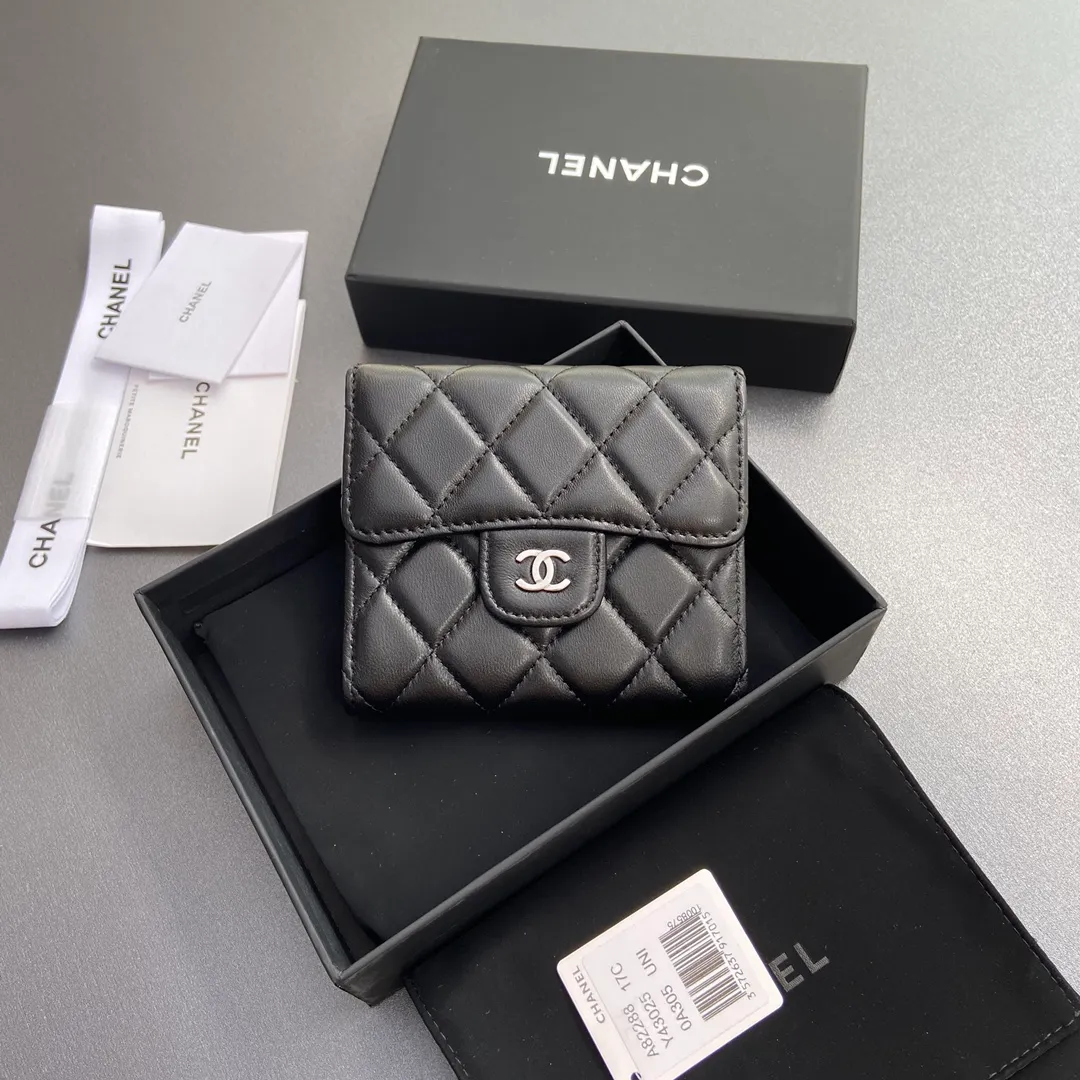 [Imported leather from Italy] ¥440 Special black sheep leather Silver tone metal hardware 6 card slots 1 banknote compartment 1 coin zipper bag No.: 82288 Size: w10.5×h11.5×d3cm
