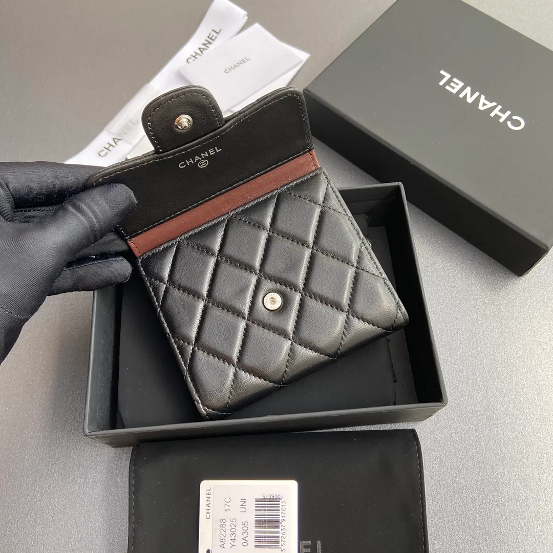 [Imported leather from Italy] ¥440 Special black sheep leather Silver tone metal hardware 6 card slots 1 banknote compartment 1 coin zipper bag No.: 82288 Size: w10.5×h11.5×d3cm