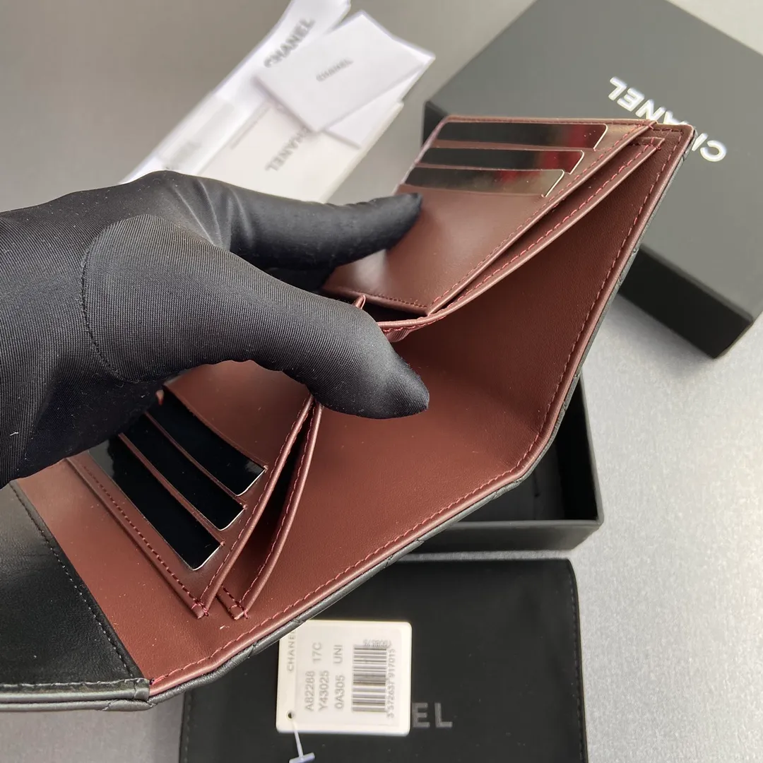 [Imported leather from Italy] ¥440 Special black sheep leather Silver tone metal hardware 6 card slots 1 banknote compartment 1 coin zipper bag No.: 82288 Size: w10.5×h11.5×d3cm