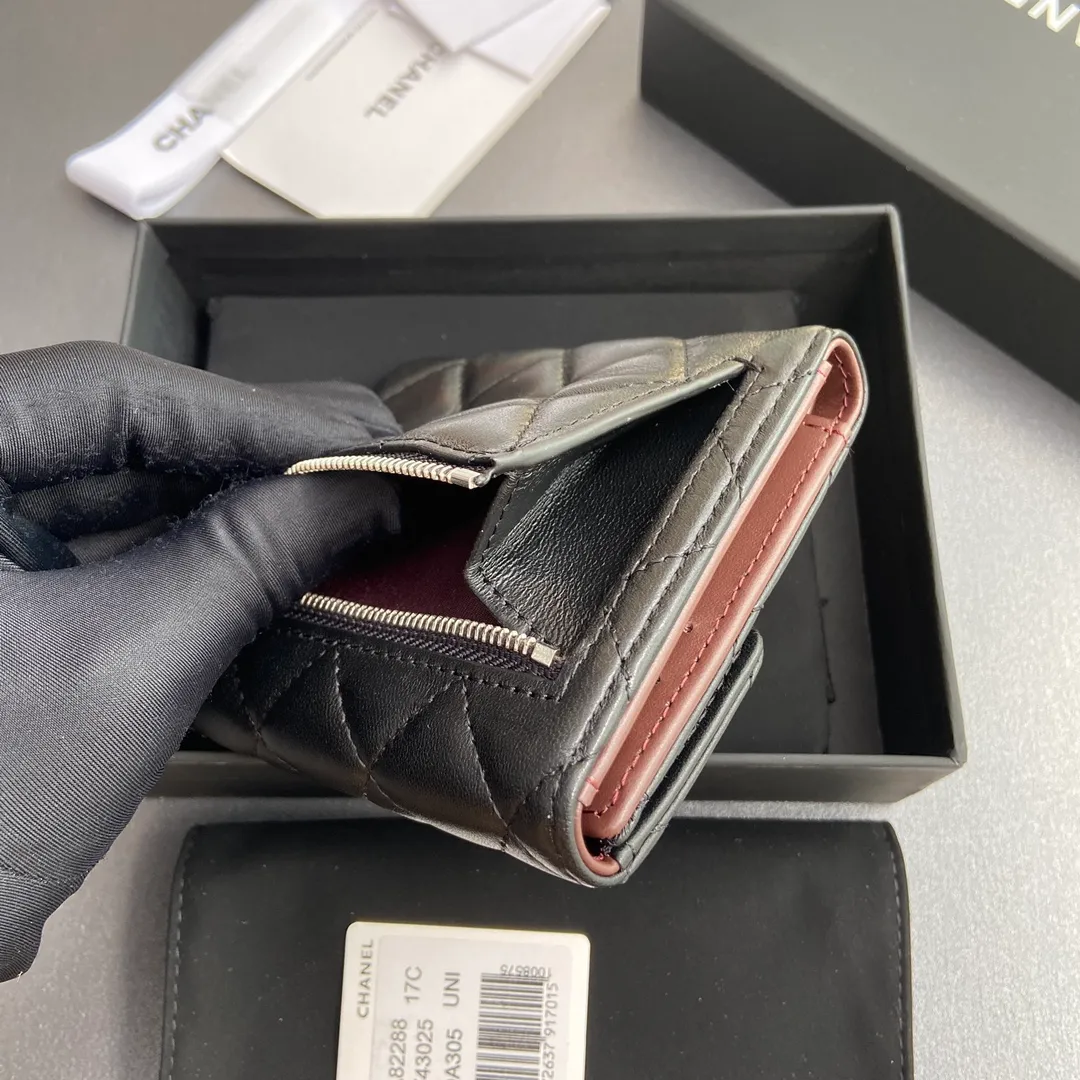 [Imported leather from Italy] ¥440 Special black sheep leather Silver tone metal hardware 6 card slots 1 banknote compartment 1 coin zipper bag No.: 82288 Size: w10.5×h11.5×d3cm