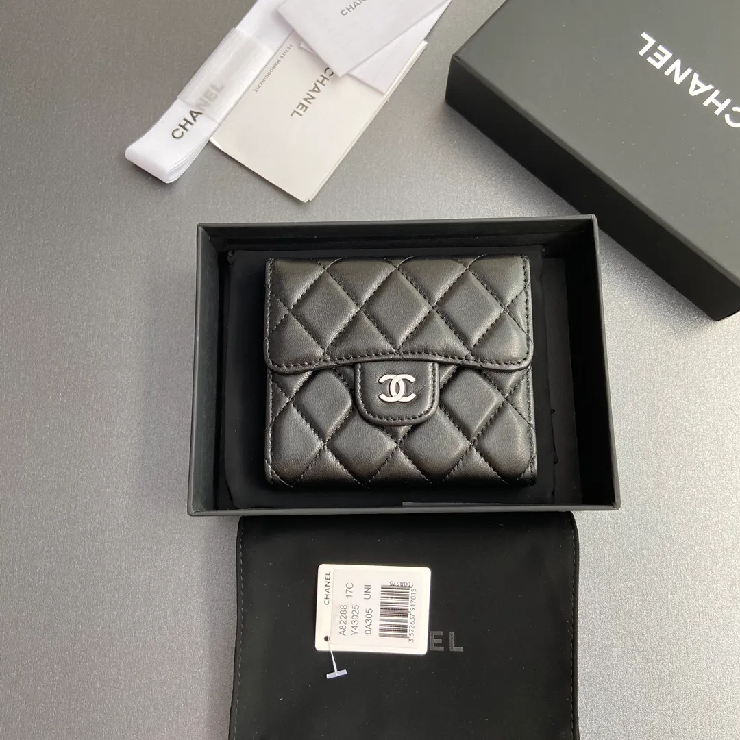 [Imported leather from Italy] ¥440 Special black sheep leather Silver tone metal hardware 6 card slots 1 banknote compartment 1 coin zipper bag No.: 82288 Size: w10.5×h11.5×d3cm