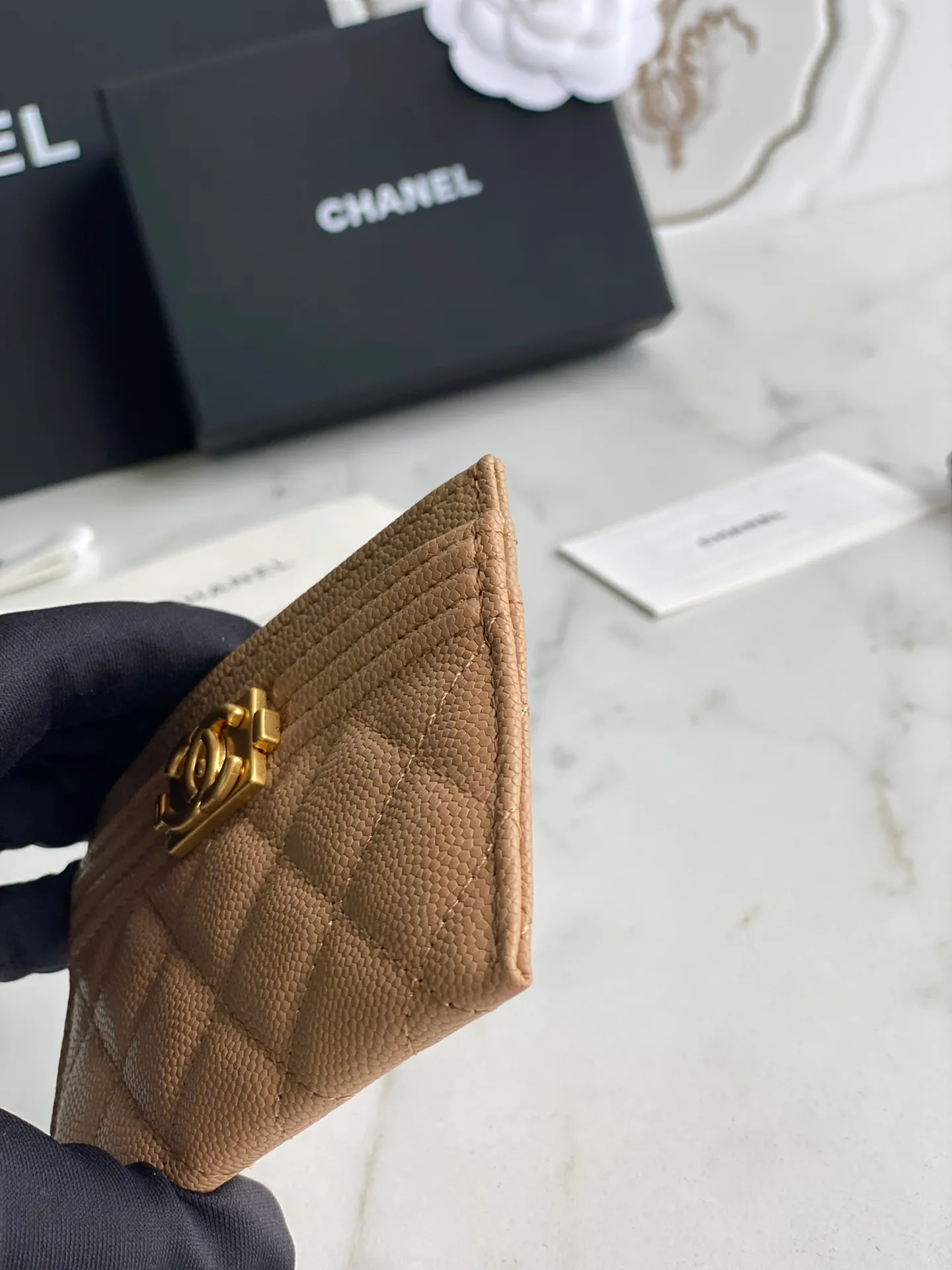 220💰[Original quality][With serial code] CHANEL’s new leboy card holder has arrived! The imported rhombus pattern is very attractive! The retro gilt buckle has an old-fashioned feel and is very fashionable and retro❤️This small card holder is very cost-effective and you can also put some change in the three card slots👍Model number: 84431 Size: 11×7.5×1cm