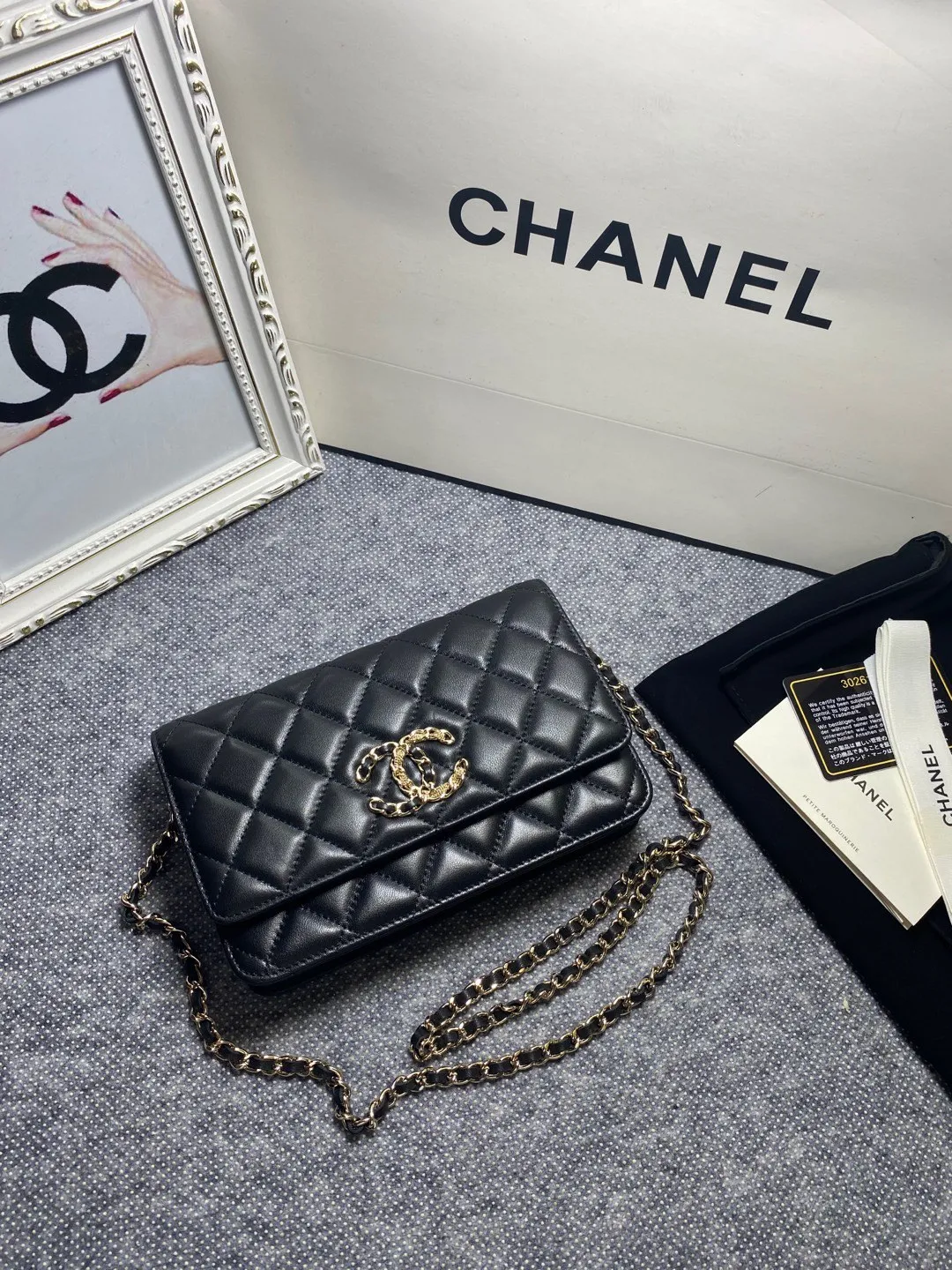 The hot model Chane AP3588 2020 new sheepskin woc, I love it so much! At first glance, you can tell that the logo is larger than the classic model. Half of it is made of leather and half of it is made of gold chain. It is very delicate. Don’t worry about the capacity. It can fit everything. Size 19cm💰800