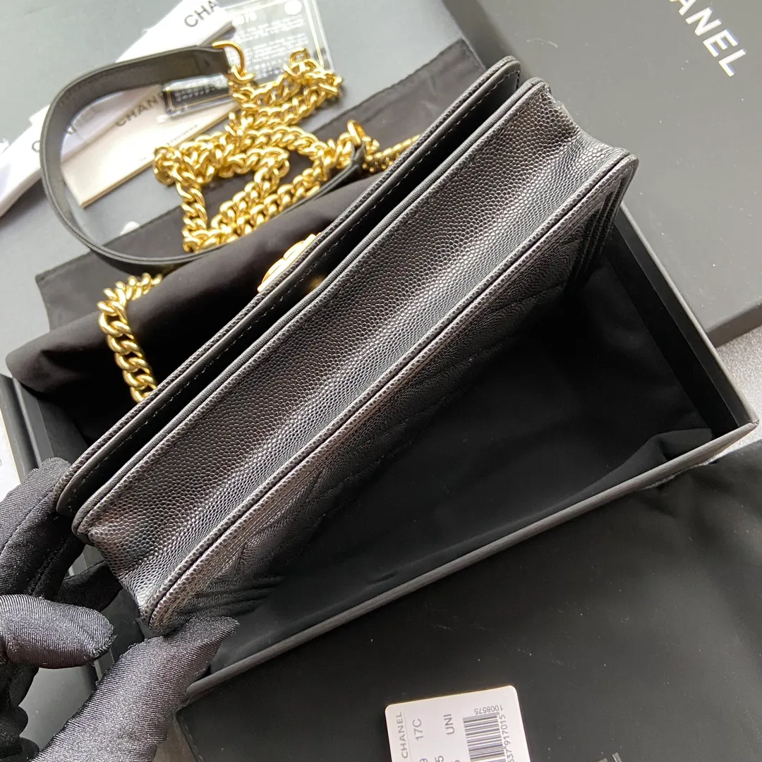 Woc series 𝑺𝒊𝒛𝒆: 19.5cm 💌Fashion and classic are integrated, never out of date. Leather: Original imported black fine ball grain cowhide Hardware: All steel gilt Size: w19.5×h13×d3.5 Model: 81969 P860