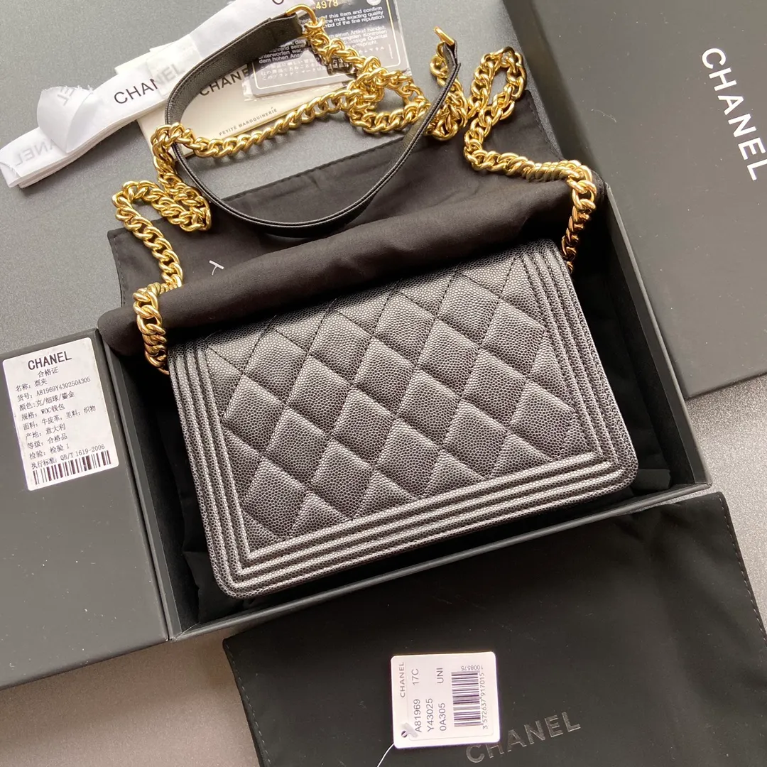 Woc series 𝑺𝒊𝒛𝒆: 19.5cm 💌Fashion and classic are integrated, never out of date. Leather: Original imported black fine ball grain cowhide Hardware: All steel gilt Size: w19.5×h13×d3.5 Model: 81969 P860