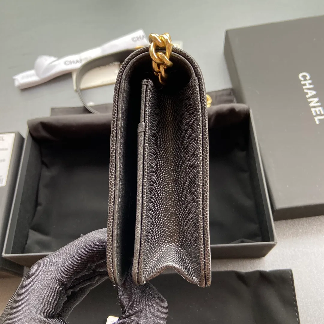 Woc series 𝑺𝒊𝒛𝒆: 19.5cm 💌Fashion and classic are integrated, never out of date. Leather: Original imported black fine ball grain cowhide Hardware: All steel gilt Size: w19.5×h13×d3.5 Model: 81969 P860