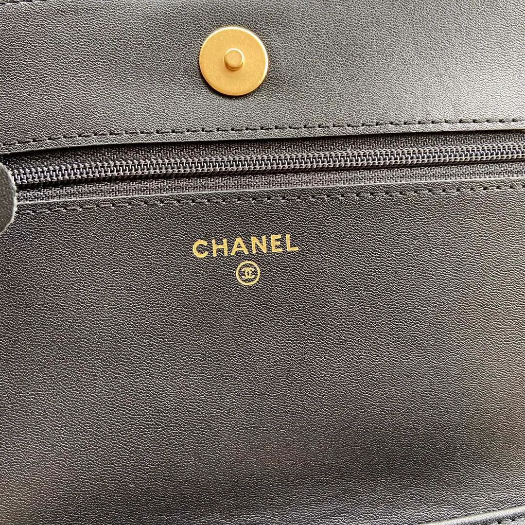 Woc series 𝑺𝒊𝒛𝒆: 19.5cm 💌Fashion and classic are integrated, never out of date. Leather: Original imported black fine ball grain cowhide Hardware: All steel gilt Size: w19.5×h13×d3.5 Model: 81969 P860