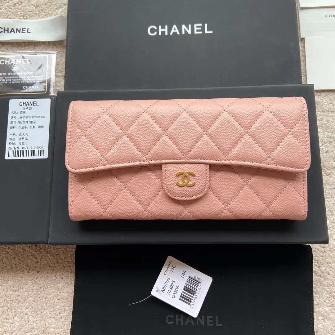 Xiaoxiang imported Italian grained calfskin Item number: A80758 Price: 460 Size: w19×h10.5×3cm Color: Pink fine ball grain leather Gold steel mark