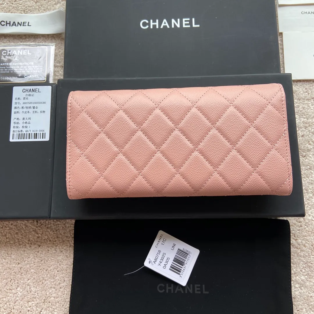 Xiaoxiang imported Italian grained calfskin Item number: A80758 Price: 460 Size: w19×h10.5×3cm Color: Pink fine ball grain leather Gold steel mark