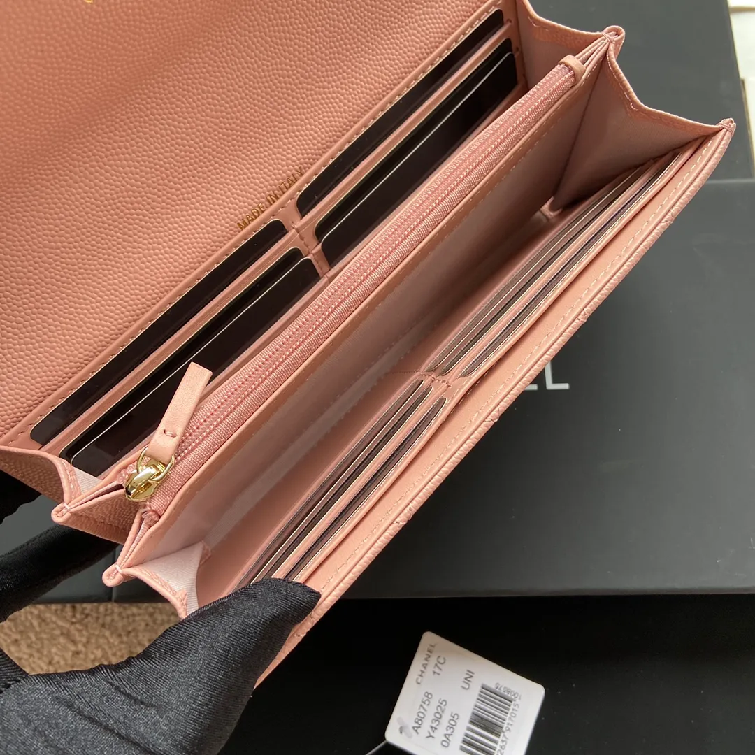 Xiaoxiang imported Italian grained calfskin Item number: A80758 Price: 460 Size: w19×h10.5×3cm Color: Pink fine ball grain leather Gold steel mark