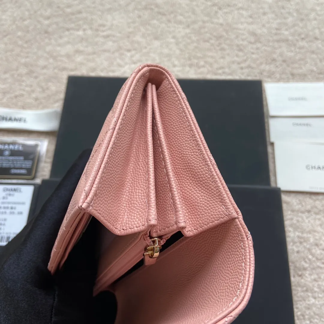 Xiaoxiang imported Italian grained calfskin Item number: A80758 Price: 460 Size: w19×h10.5×3cm Color: Pink fine ball grain leather Gold steel mark