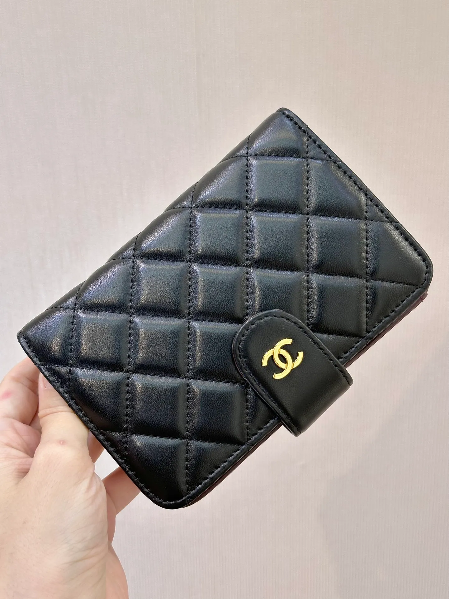 48667 Black Golden Sheep! 480💰 Although the lambskin material is more delicate, the lustrous and smooth leather feel is really hard not to be attracted by!