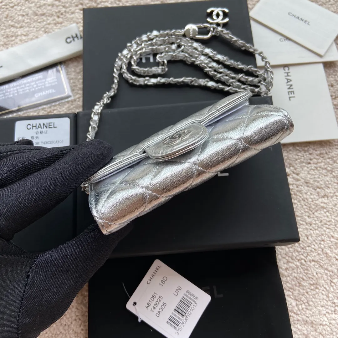 Xiaoxiang imported Italian sheepskin Item number: A81081 (chain small card holder) Price: 420 Size: w11×h7cm Color: silver sheepskin silver steel mark