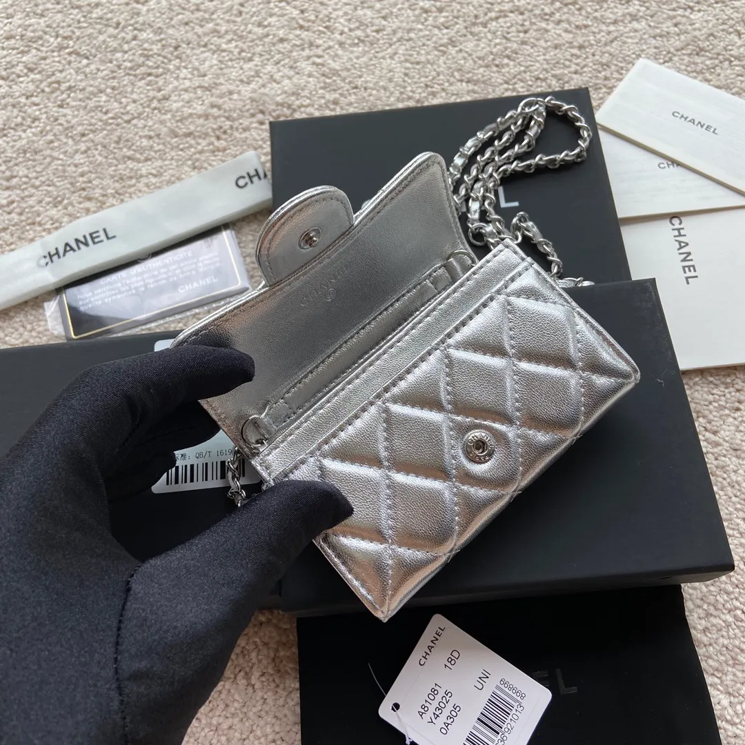 Xiaoxiang imported Italian sheepskin Item number: A81081 (chain small card holder) Price: 420 Size: w11×h7cm Color: silver sheepskin silver steel mark