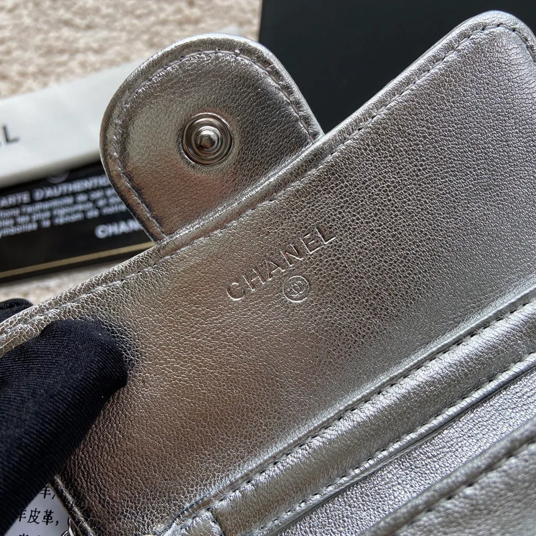 Xiaoxiang imported Italian sheepskin Item number: A81081 (chain small card holder) Price: 420 Size: w11×h7cm Color: silver sheepskin silver steel mark