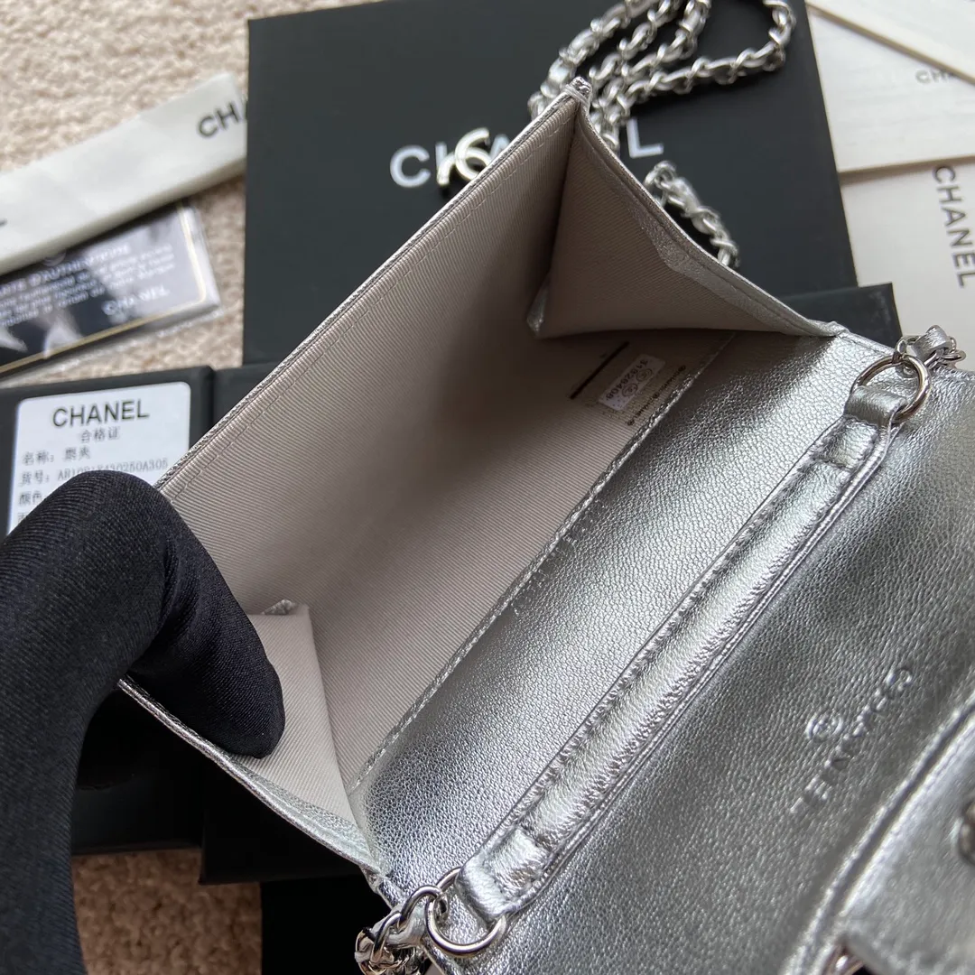 Xiaoxiang imported Italian sheepskin Item number: A81081 (chain small card holder) Price: 420 Size: w11×h7cm Color: silver sheepskin silver steel mark