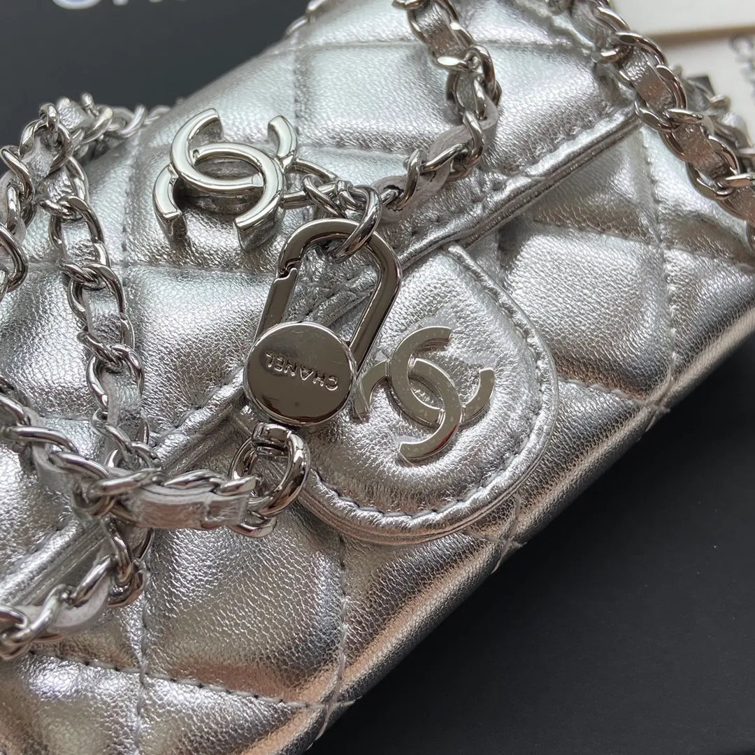 Xiaoxiang imported Italian sheepskin Item number: A81081 (chain small card holder) Price: 420 Size: w11×h7cm Color: silver sheepskin silver steel mark