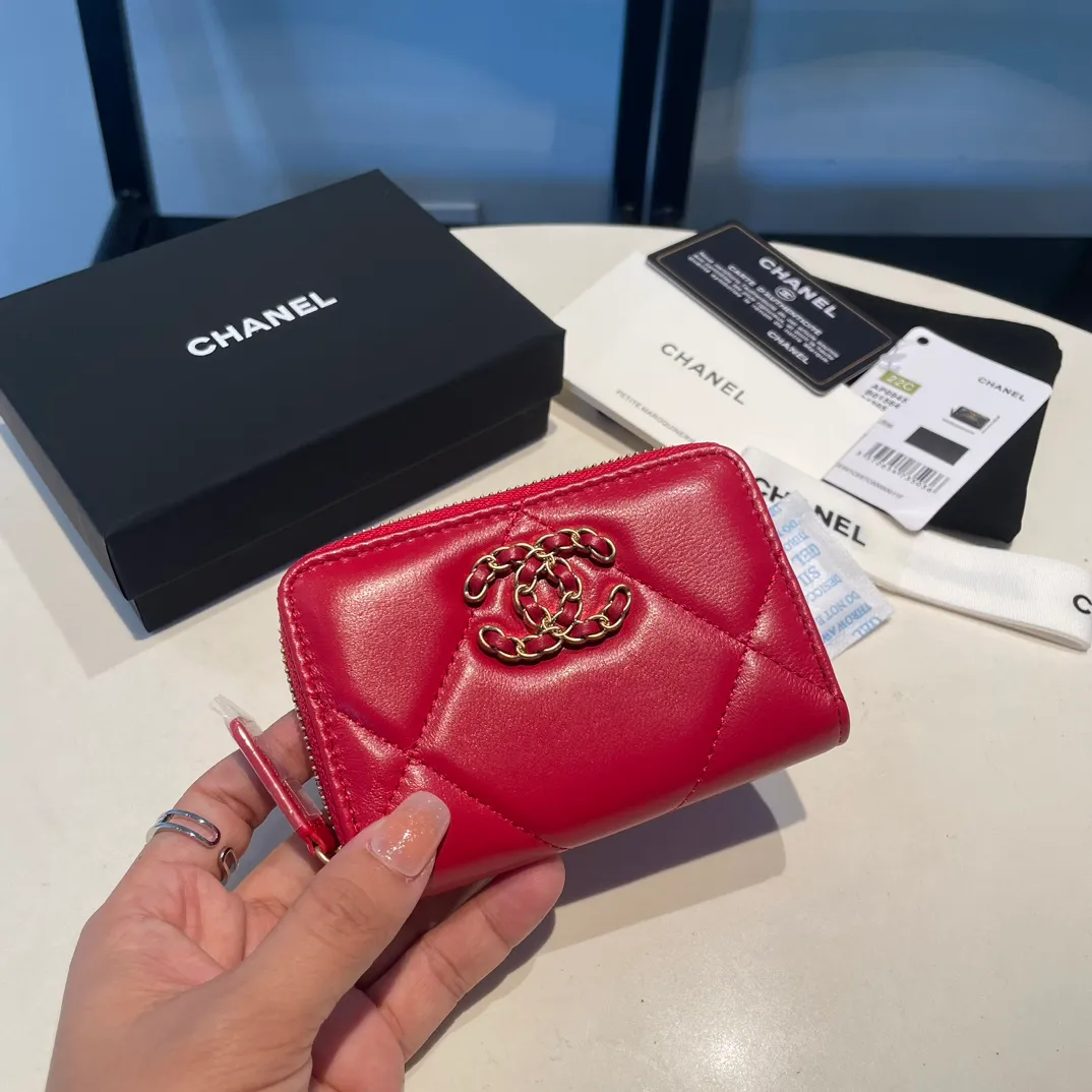 💰300😊 Upgraded version💋🆕 Ohanel new color🆕The latest zipper card holder, the texture of goatskin is invincible 😼The 19 series mainly promoted this season is the big rhombus, with a strong retro style👝Is there anyone who wants to buy each color🧸 The logo is eye-catching and unique, the goatskin has a light luster, and the temperament instantly ups and downs❣The fashionable style and style are also jointly created by Karl and Viard. The first series launched by the new artistic director will be a key recommendation of the brand from this year to next year, conveying the essence of the brand, with a full set of packaging 0945🍃size: 11.5*8cm
