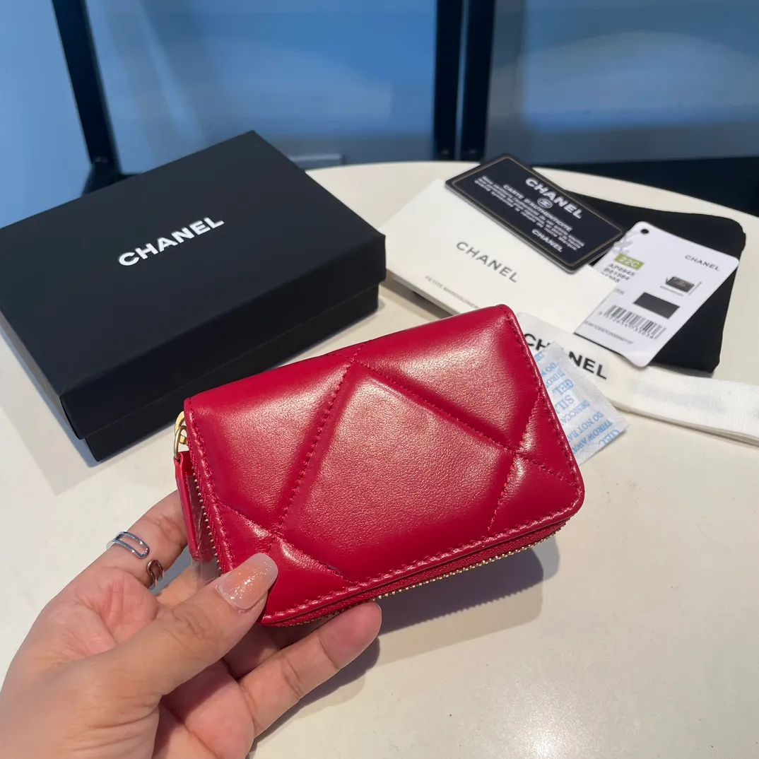 💰300😊 Upgraded version💋🆕 Ohanel new color🆕The latest zipper card holder, the texture of goatskin is invincible 😼The 19 series mainly promoted this season is the big rhombus, with a strong retro style👝Is there anyone who wants to buy each color🧸 The logo is eye-catching and unique, the goatskin has a light luster, and the temperament instantly ups and downs❣The fashionable style and style are also jointly created by Karl and Viard. The first series launched by the new artistic director will be a key recommendation of the brand from this year to next year, conveying the essence of the brand, with a full set of packaging 0945🍃size: 11.5*8cm